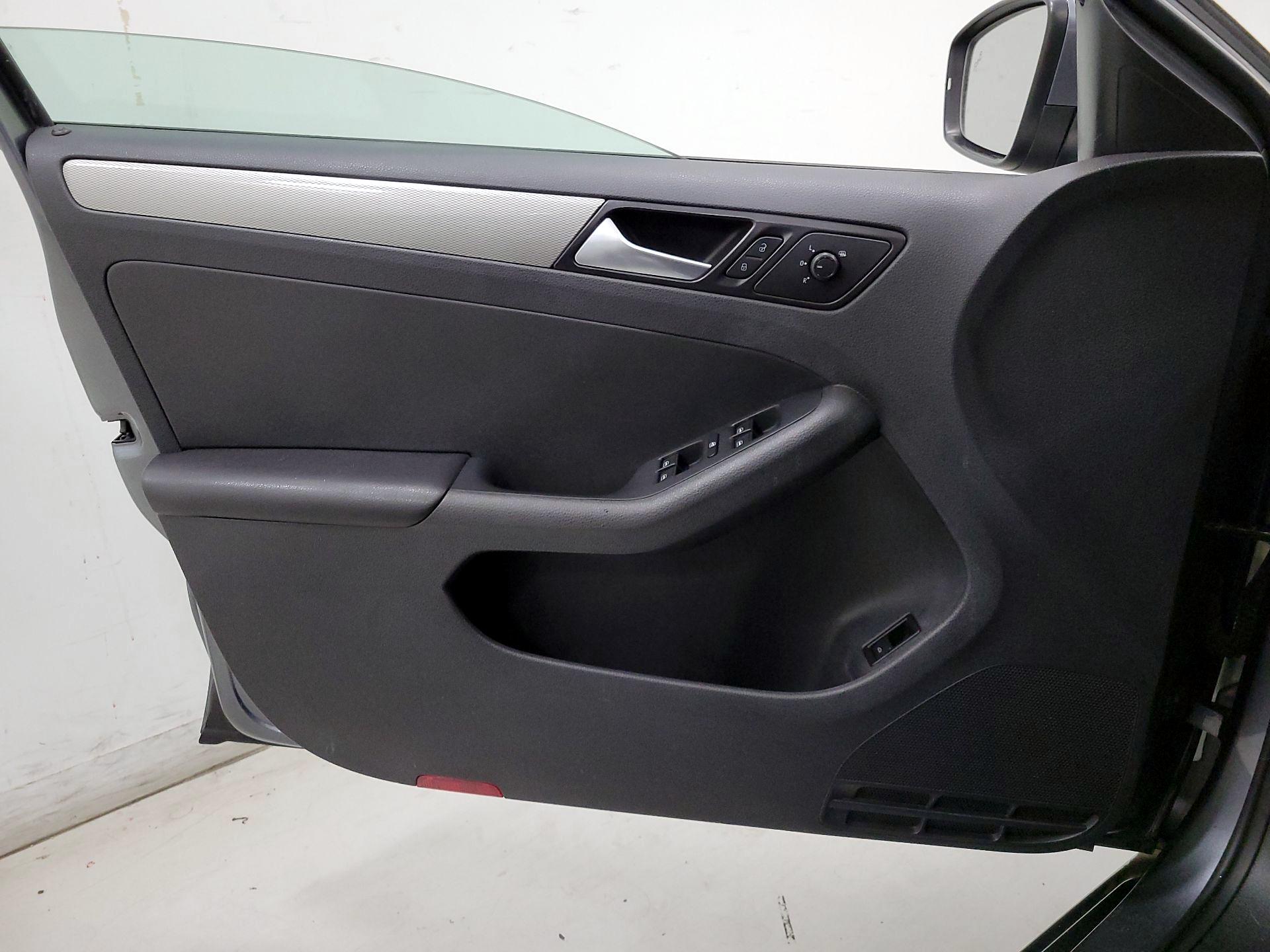 Thumbnail: 2017 Volkswagen Jetta - 12