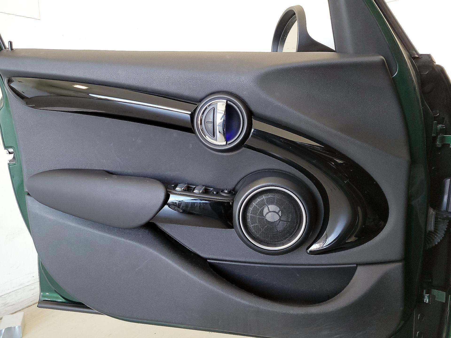 Thumbnail: 2015 MINI Cooper Hardtop - 12