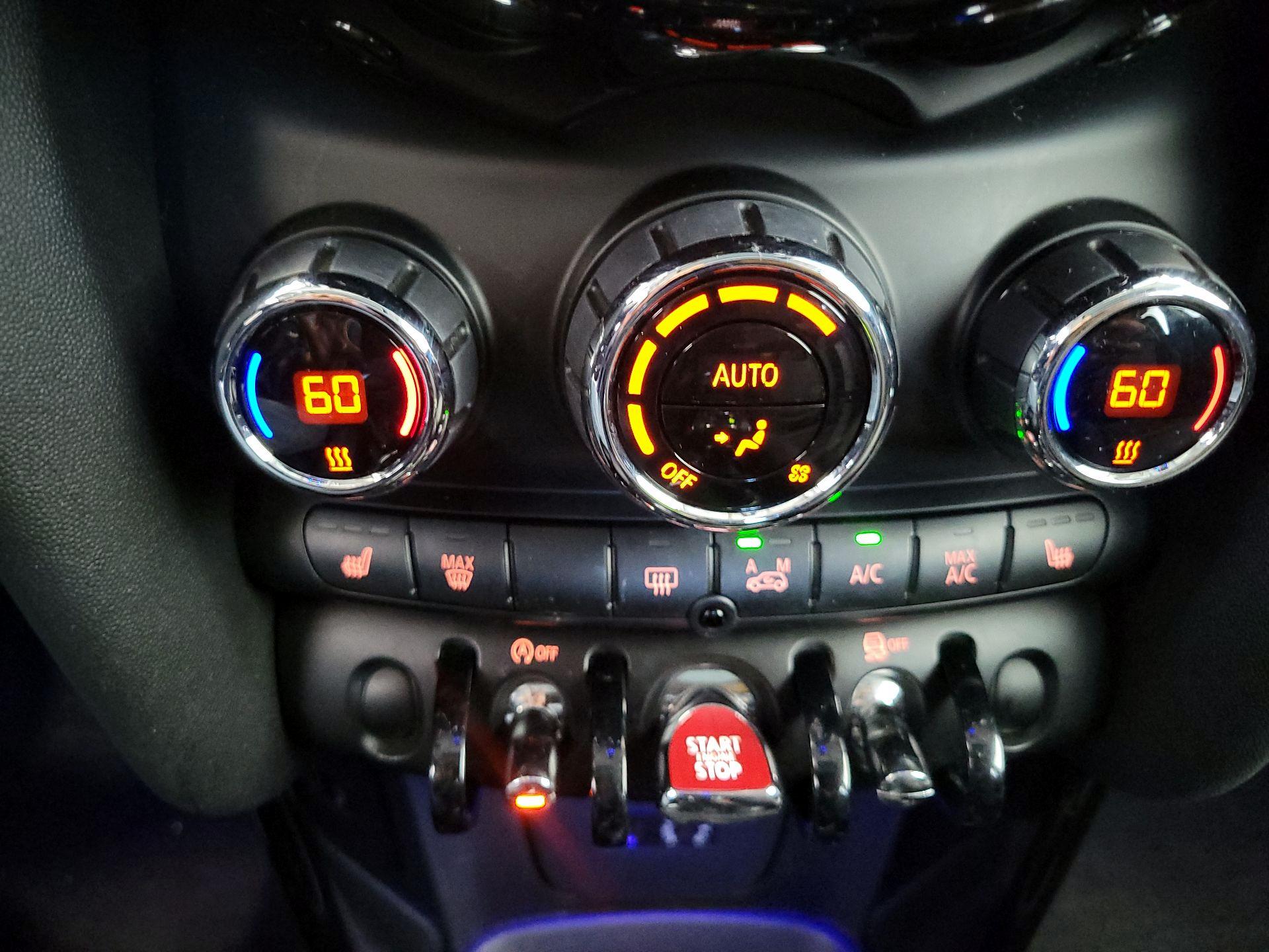 Thumbnail: 2015 MINI Cooper Hardtop - 15