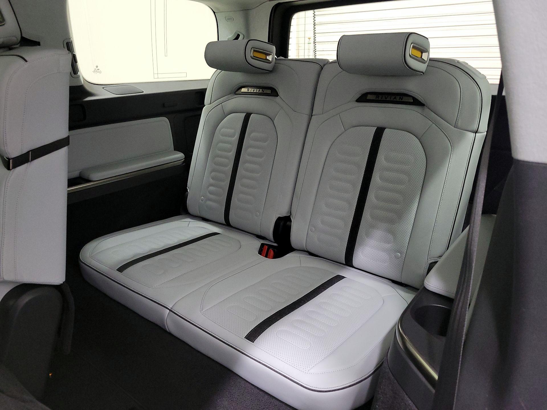 Thumbnail: 2024 Rivian R1S - 19