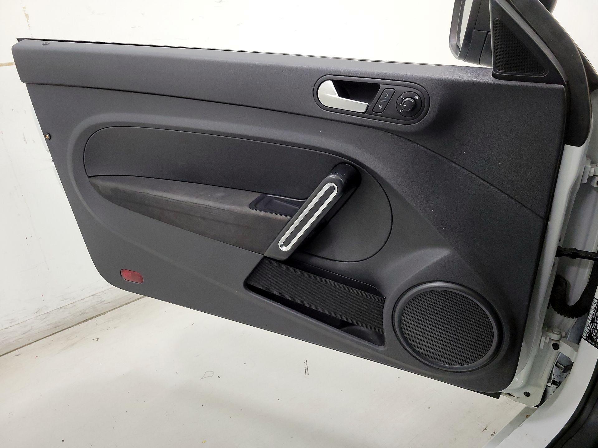 Thumbnail: 2017 Volkswagen Beetle - 12