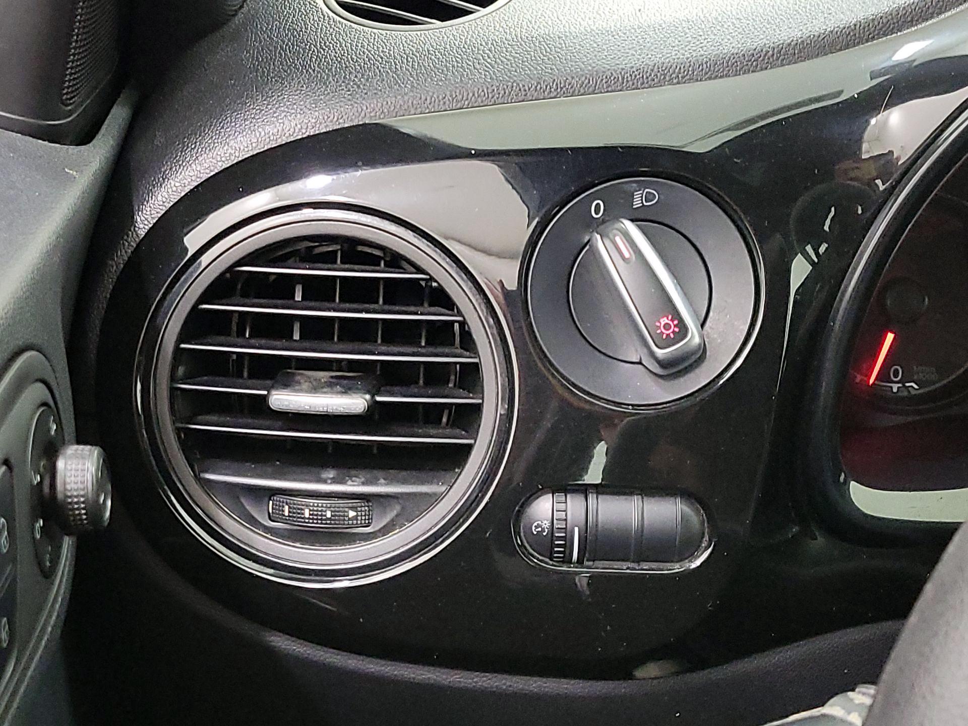 Thumbnail: 2017 Volkswagen Beetle - 13