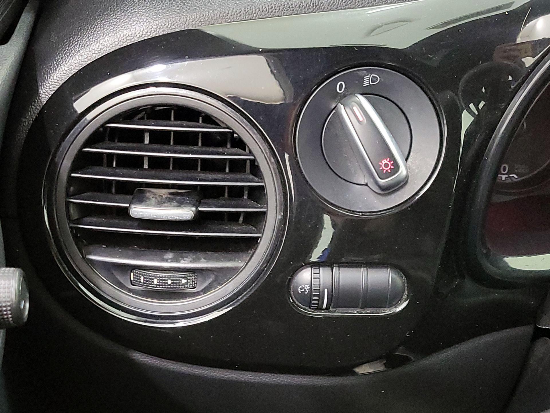 Thumbnail: 2017 Volkswagen Beetle - 14