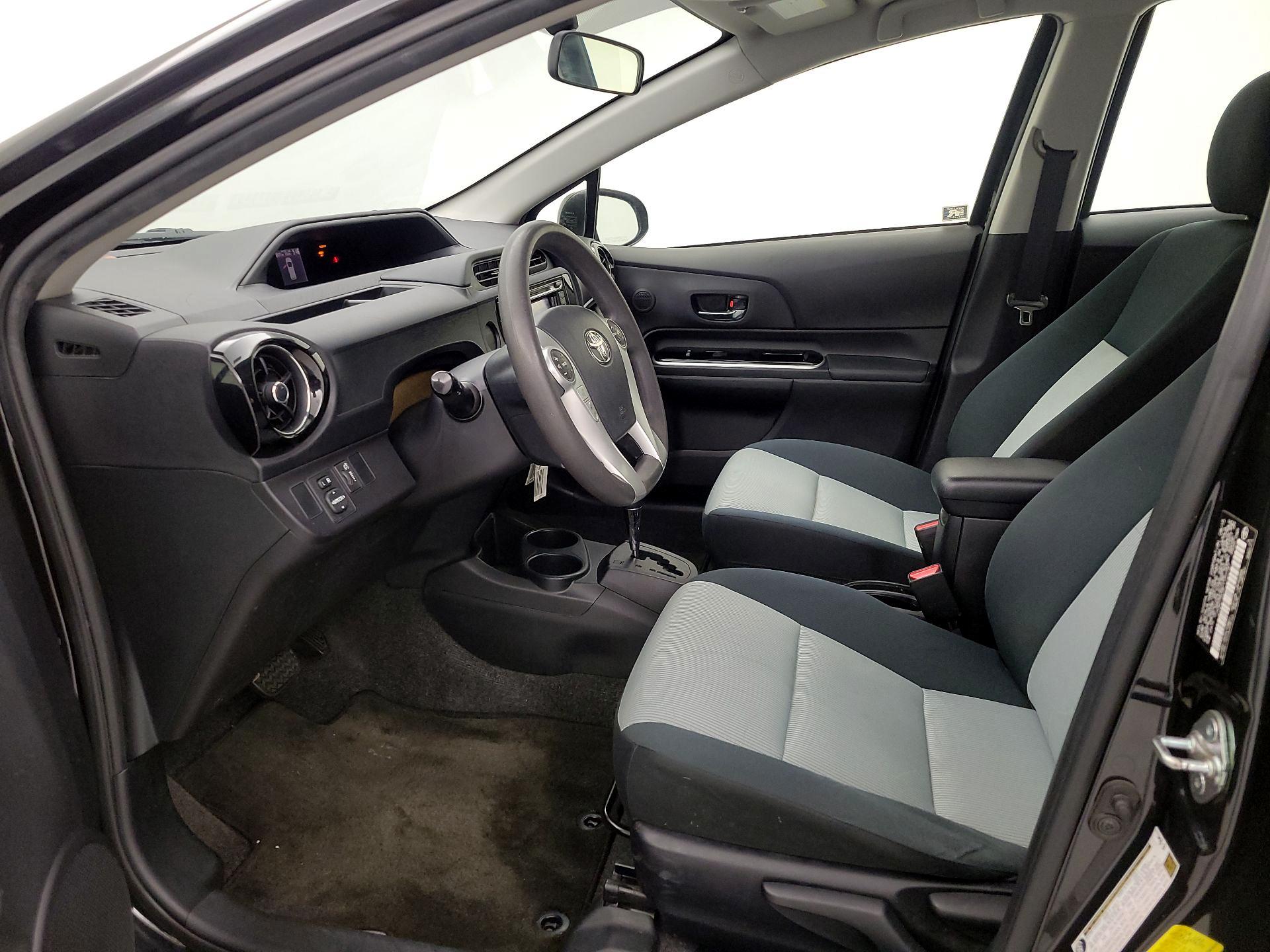 Thumbnail: 2015 Toyota Prius c - 11