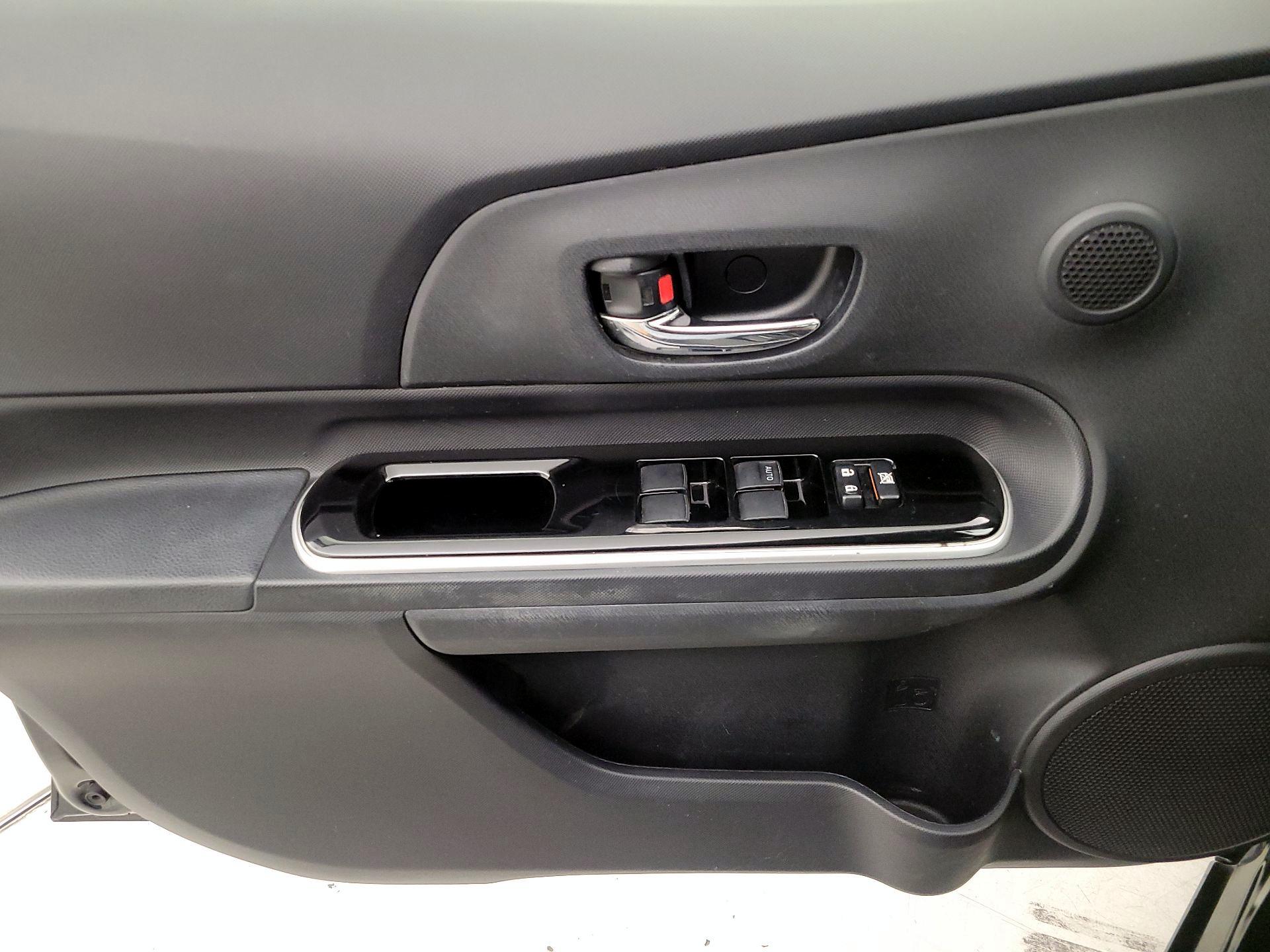 Thumbnail: 2015 Toyota Prius c - 12