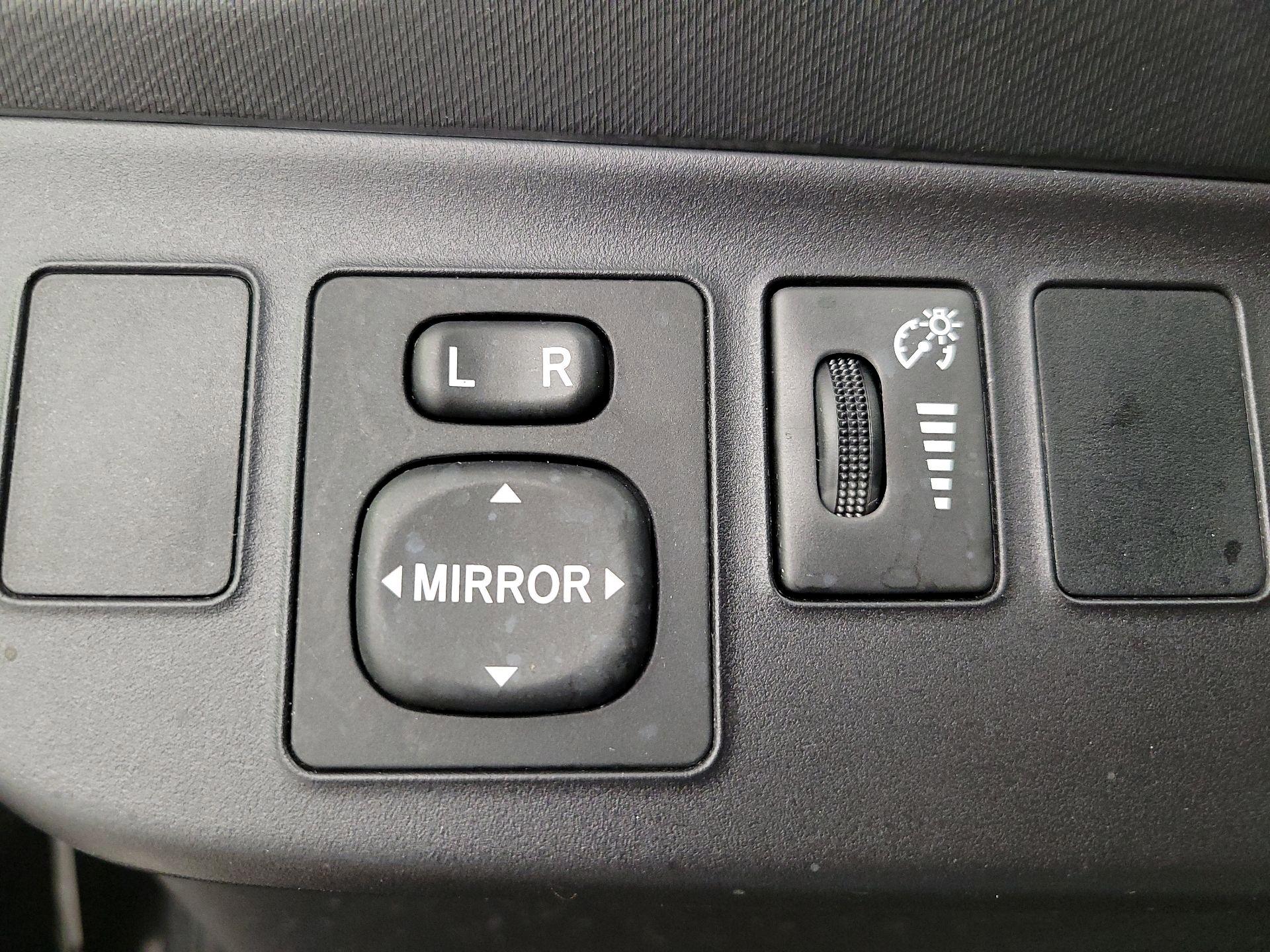 Thumbnail: 2015 Toyota Prius c - 13