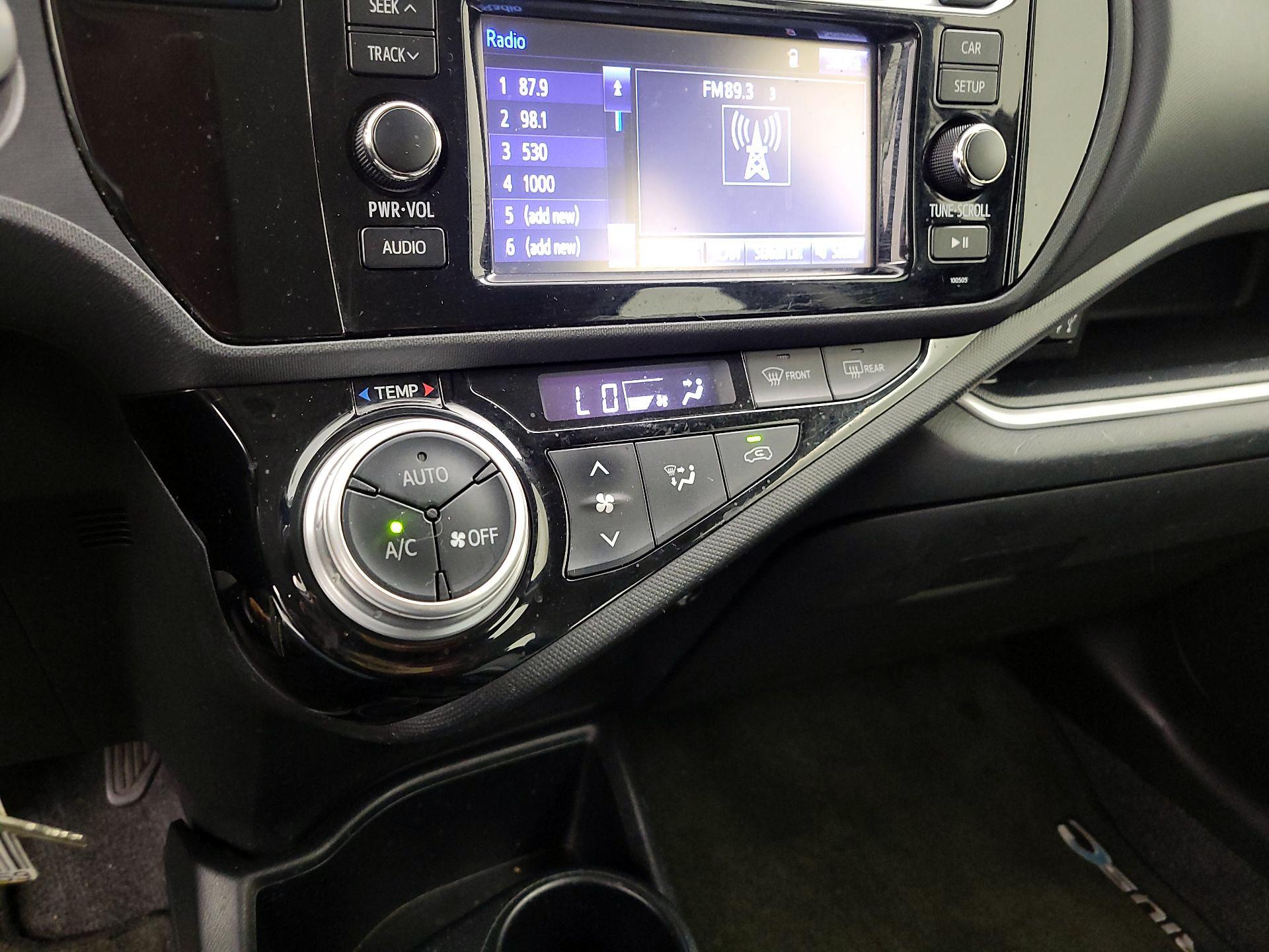 Thumbnail: 2015 Toyota Prius c - 15