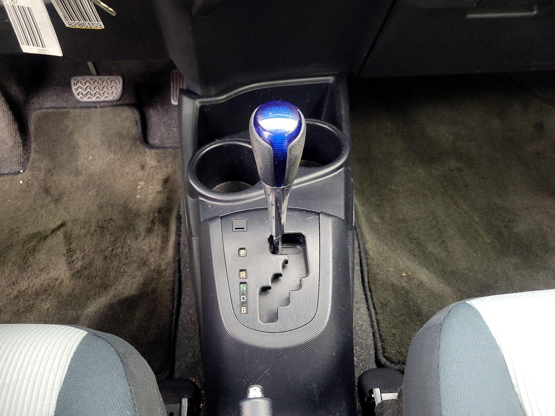 Thumbnail: 2015 Toyota Prius c - 16