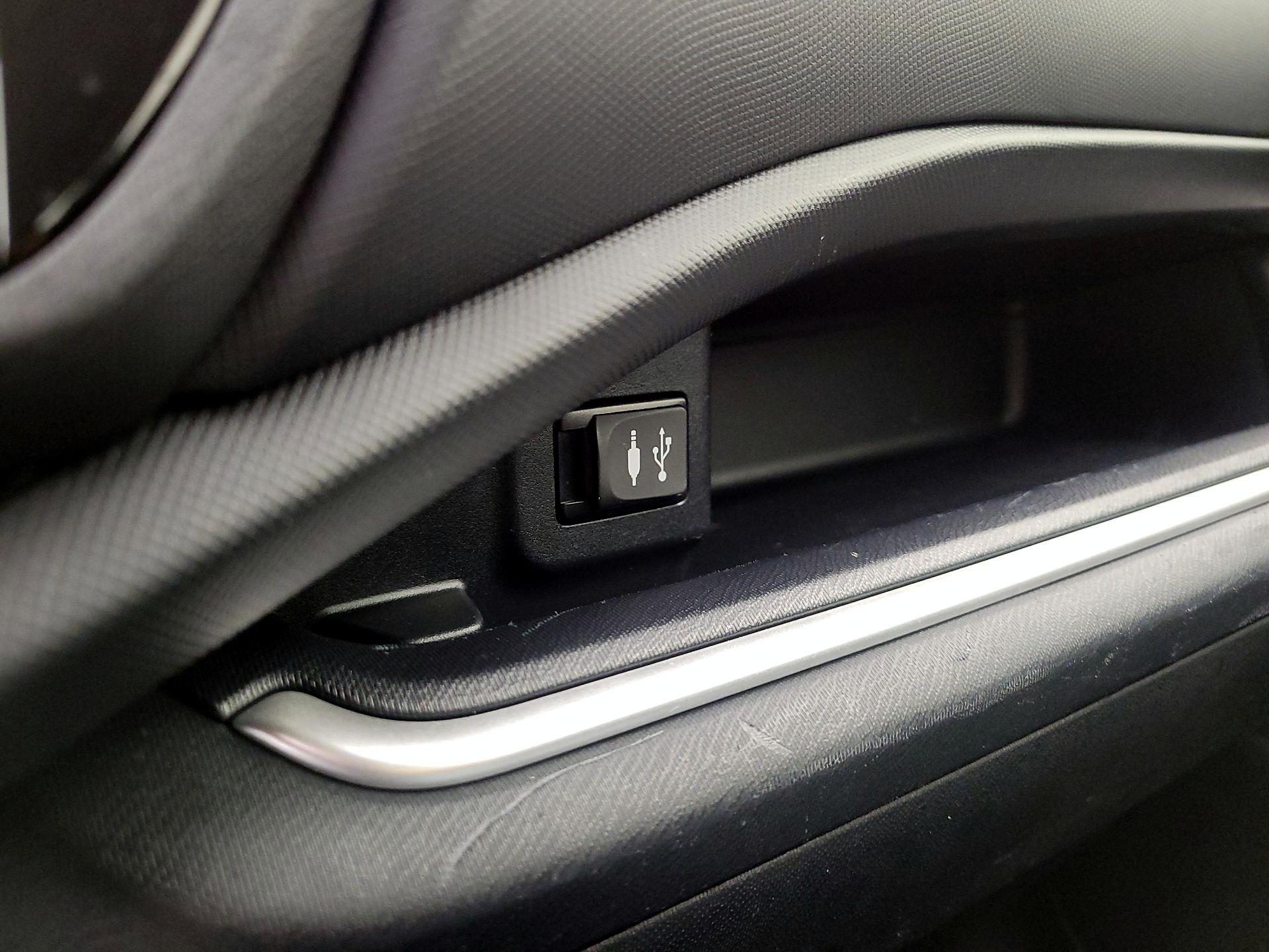 Thumbnail: 2015 Toyota Prius c - 17