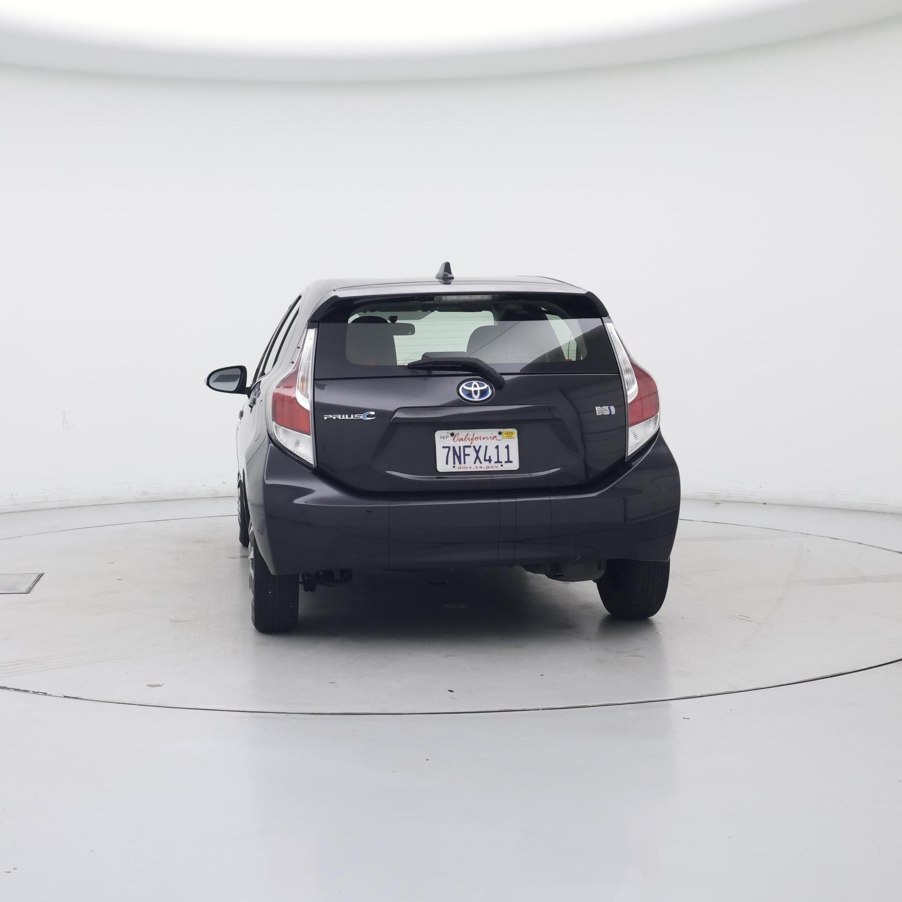 Thumbnail: 2015 Toyota Prius c - 6