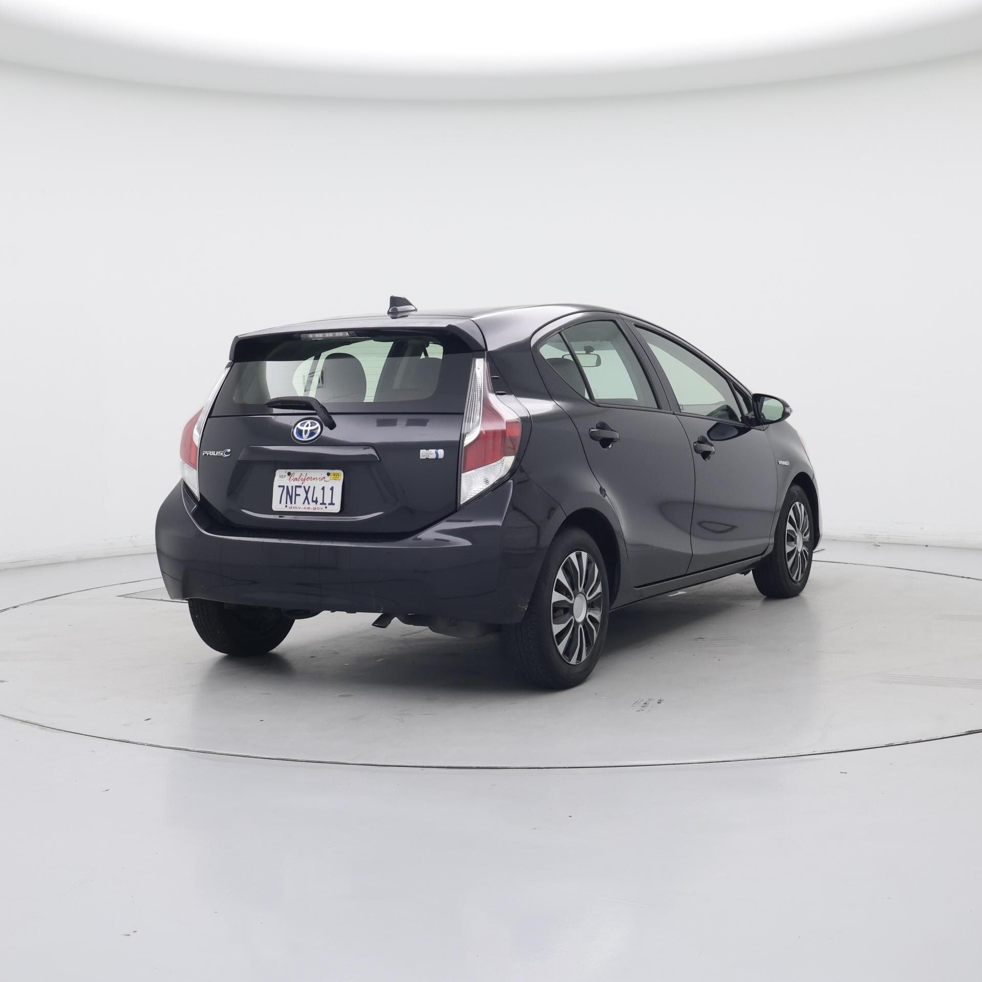 Thumbnail: 2015 Toyota Prius c - 8