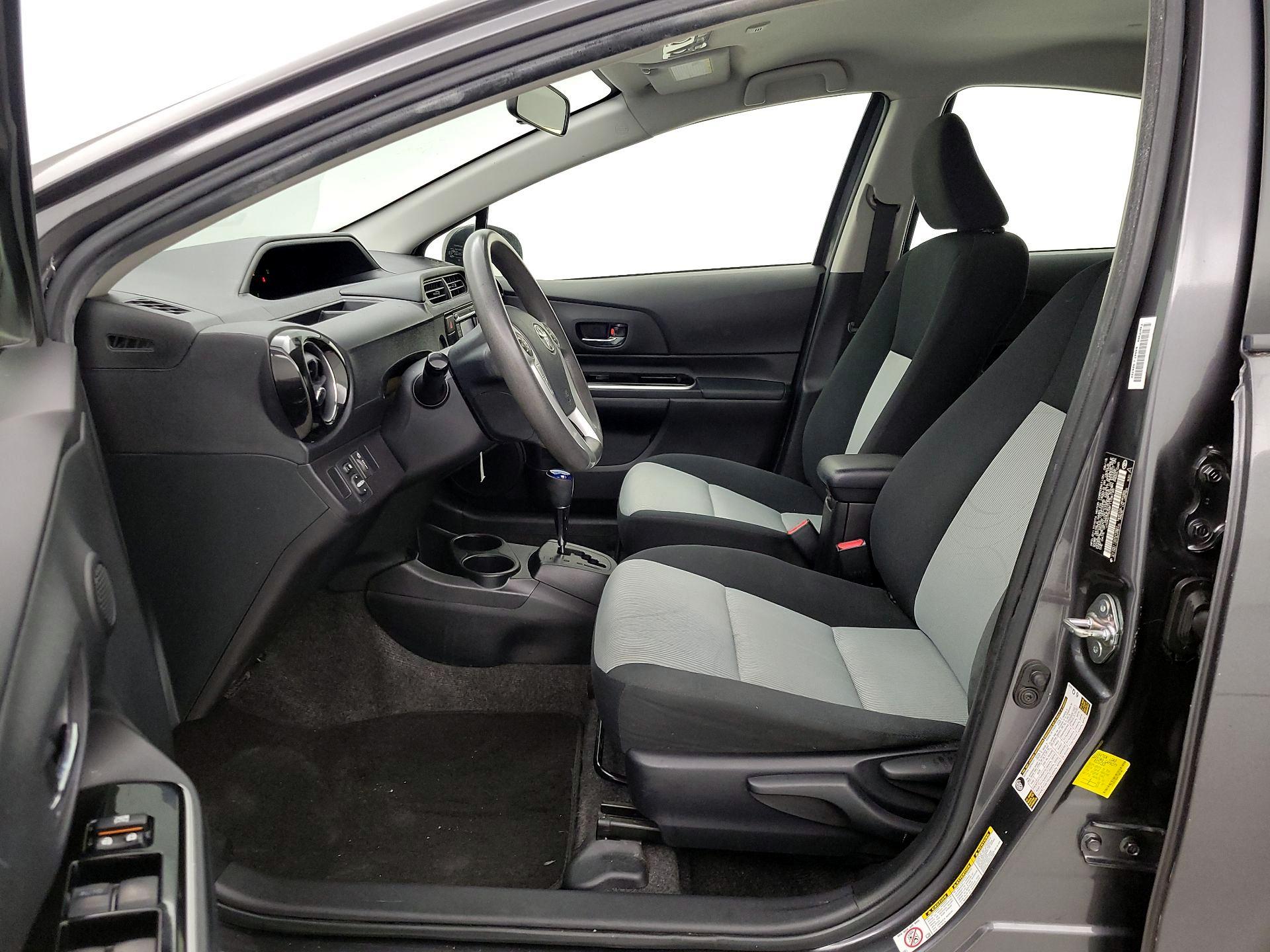 Thumbnail: 2015 Toyota Prius c - 11