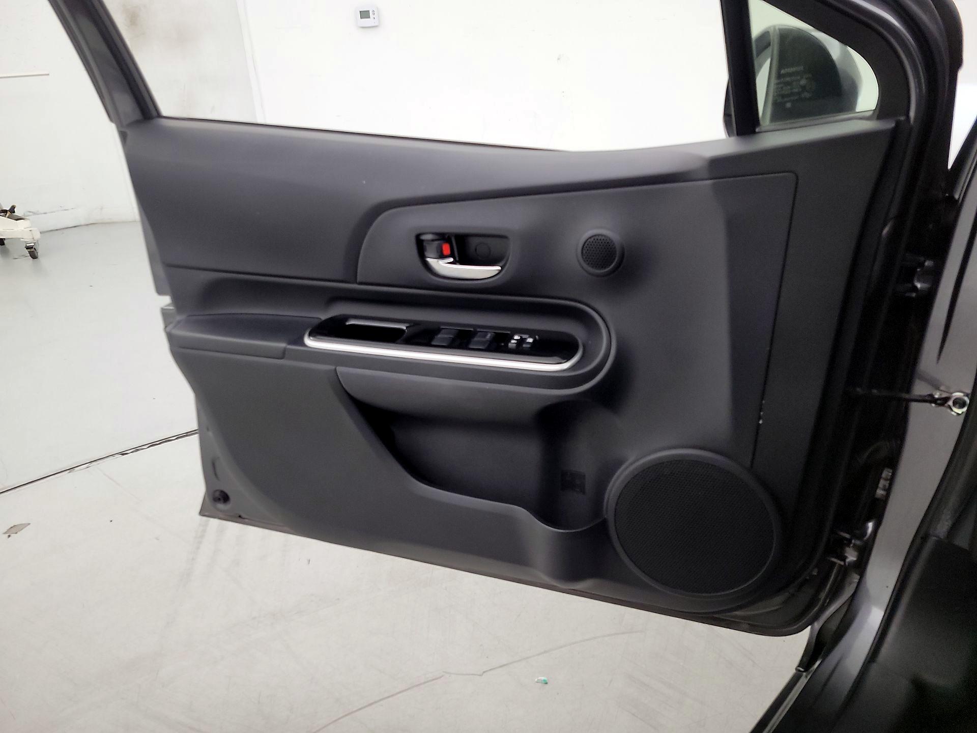 Thumbnail: 2015 Toyota Prius c - 12