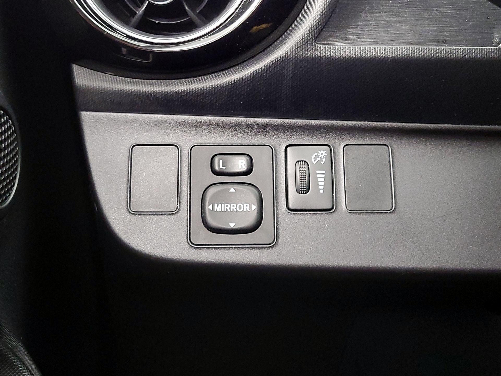 Thumbnail: 2015 Toyota Prius c - 13