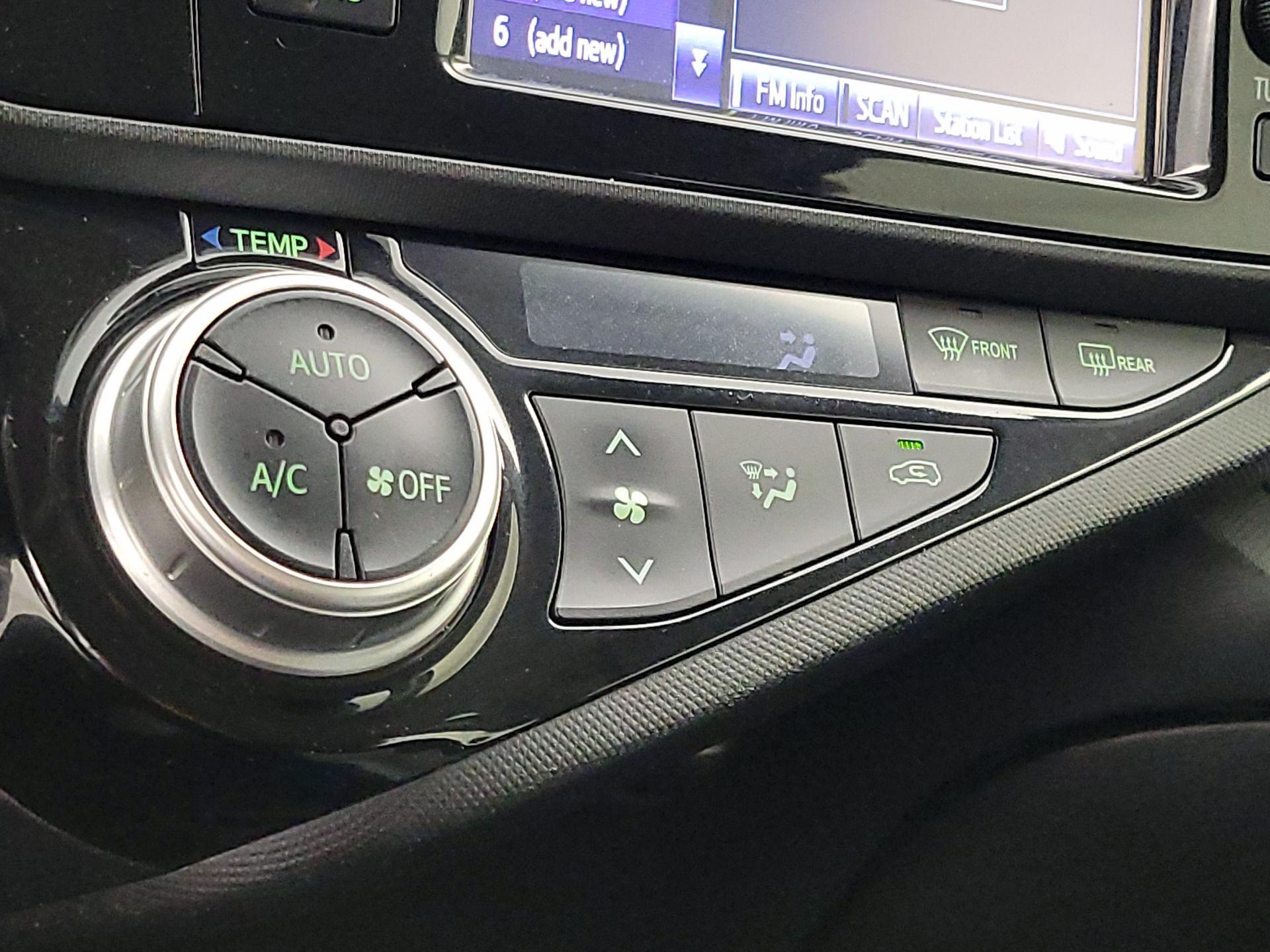 Thumbnail: 2015 Toyota Prius c - 15