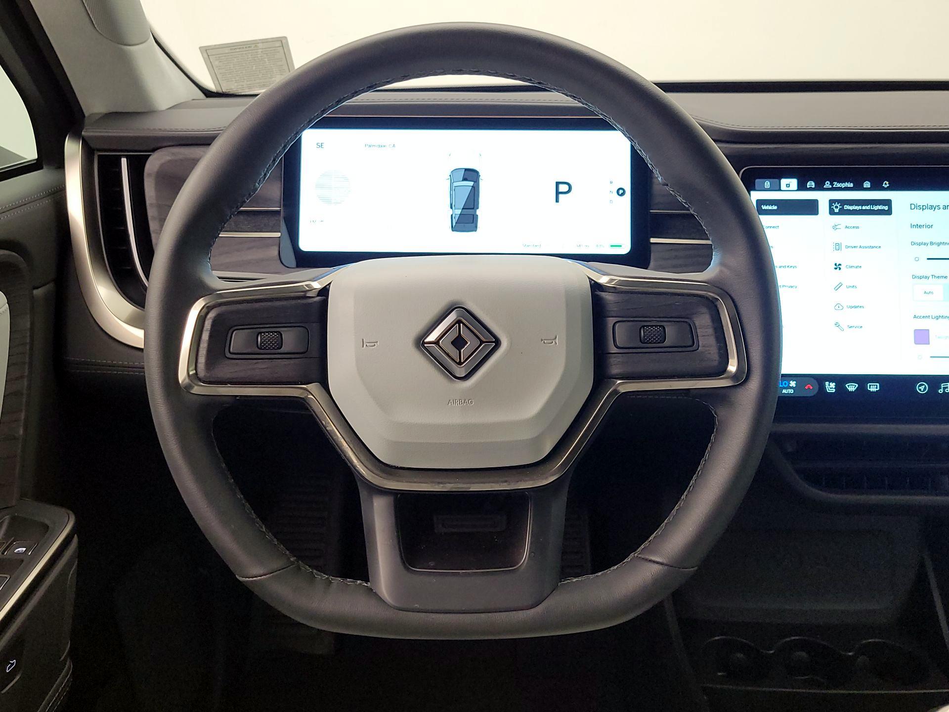 Thumbnail: 2025 Rivian R1S - 10