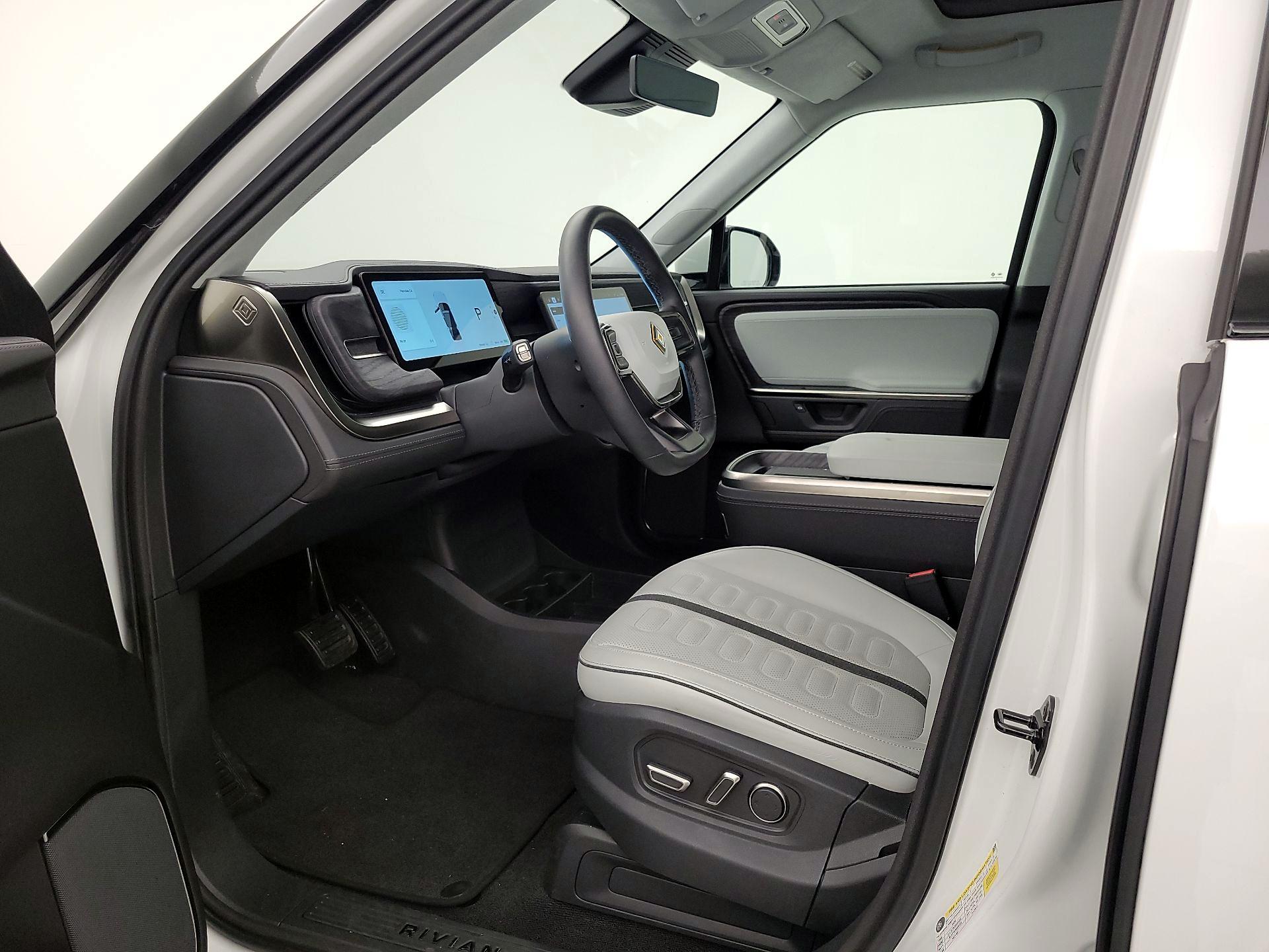 Thumbnail: 2025 Rivian R1S - 11
