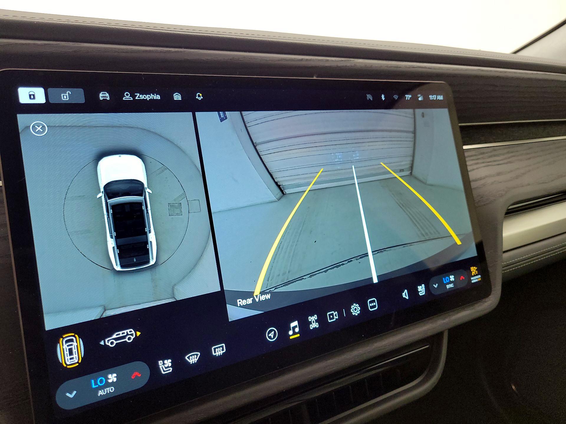 Thumbnail: 2025 Rivian R1S - 14