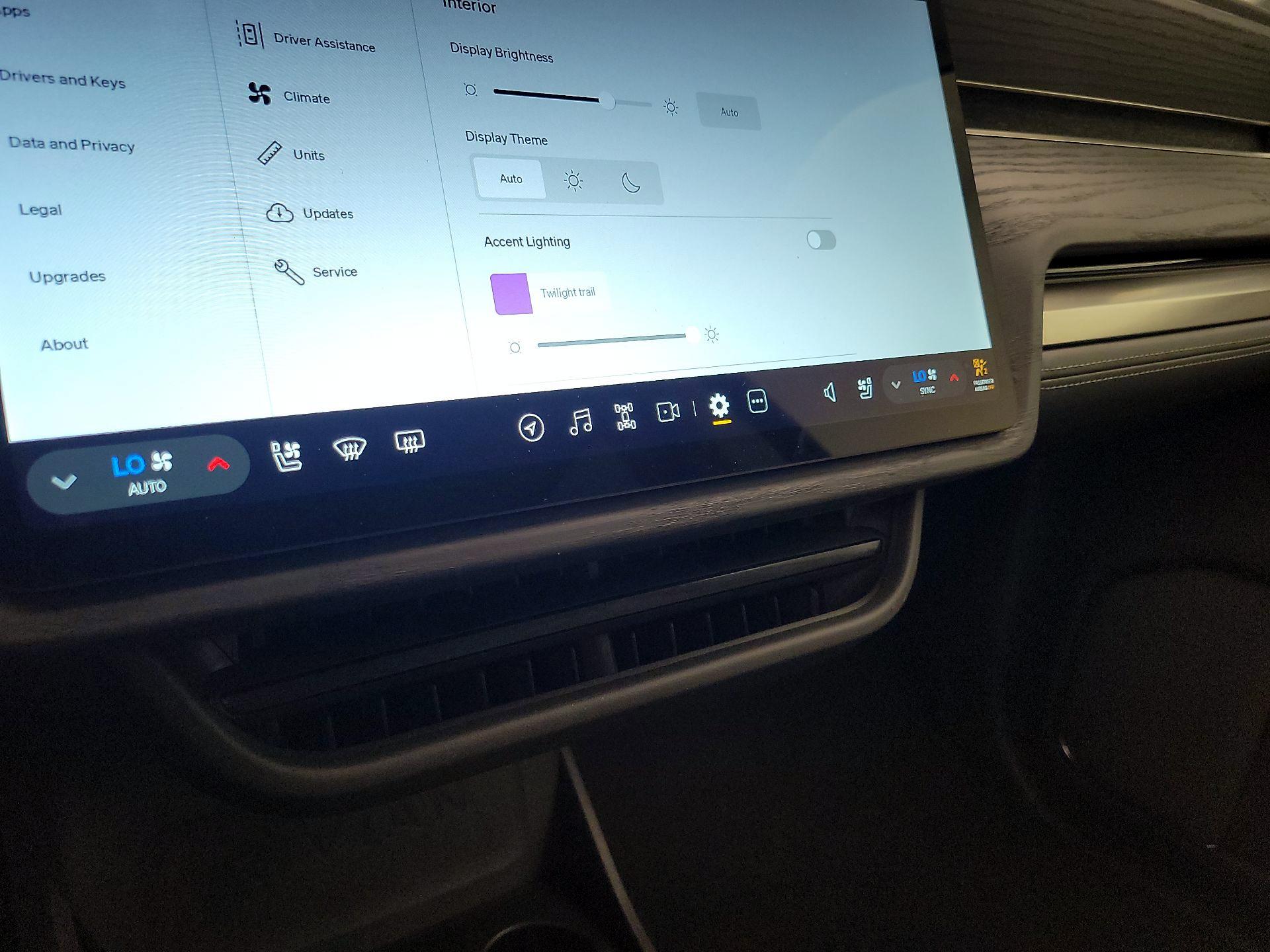 Thumbnail: 2025 Rivian R1S - 16