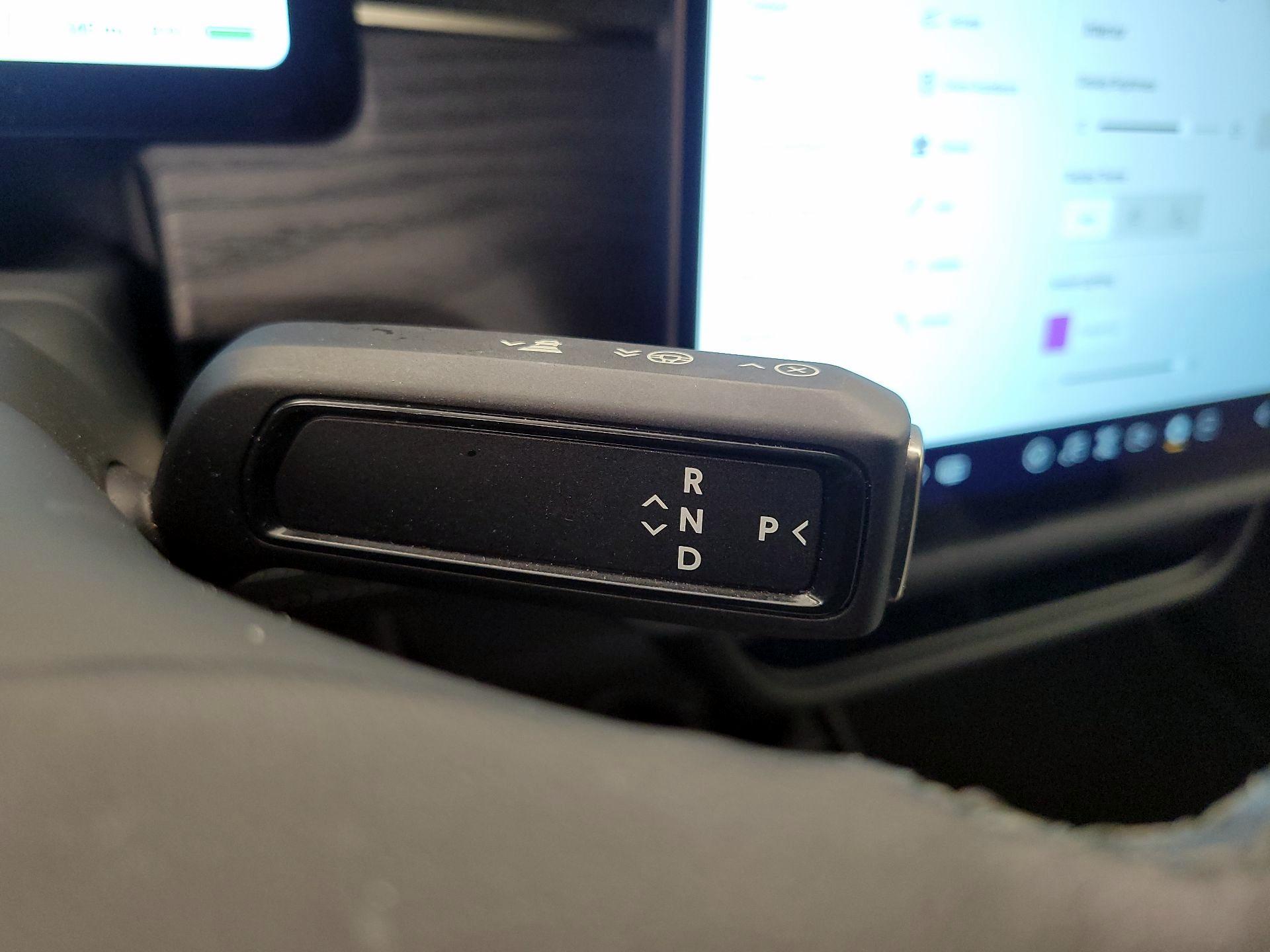 Thumbnail: 2025 Rivian R1S - 17