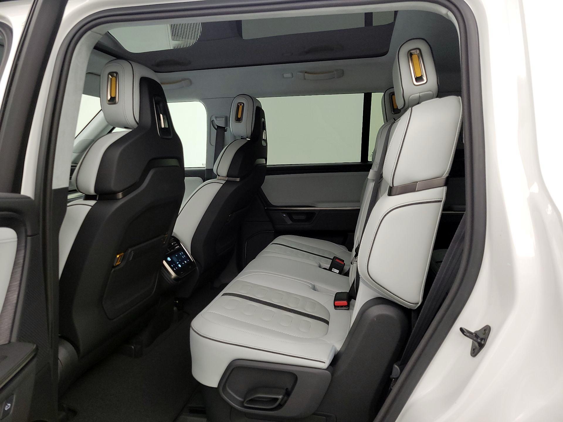 Thumbnail: 2025 Rivian R1S - 19