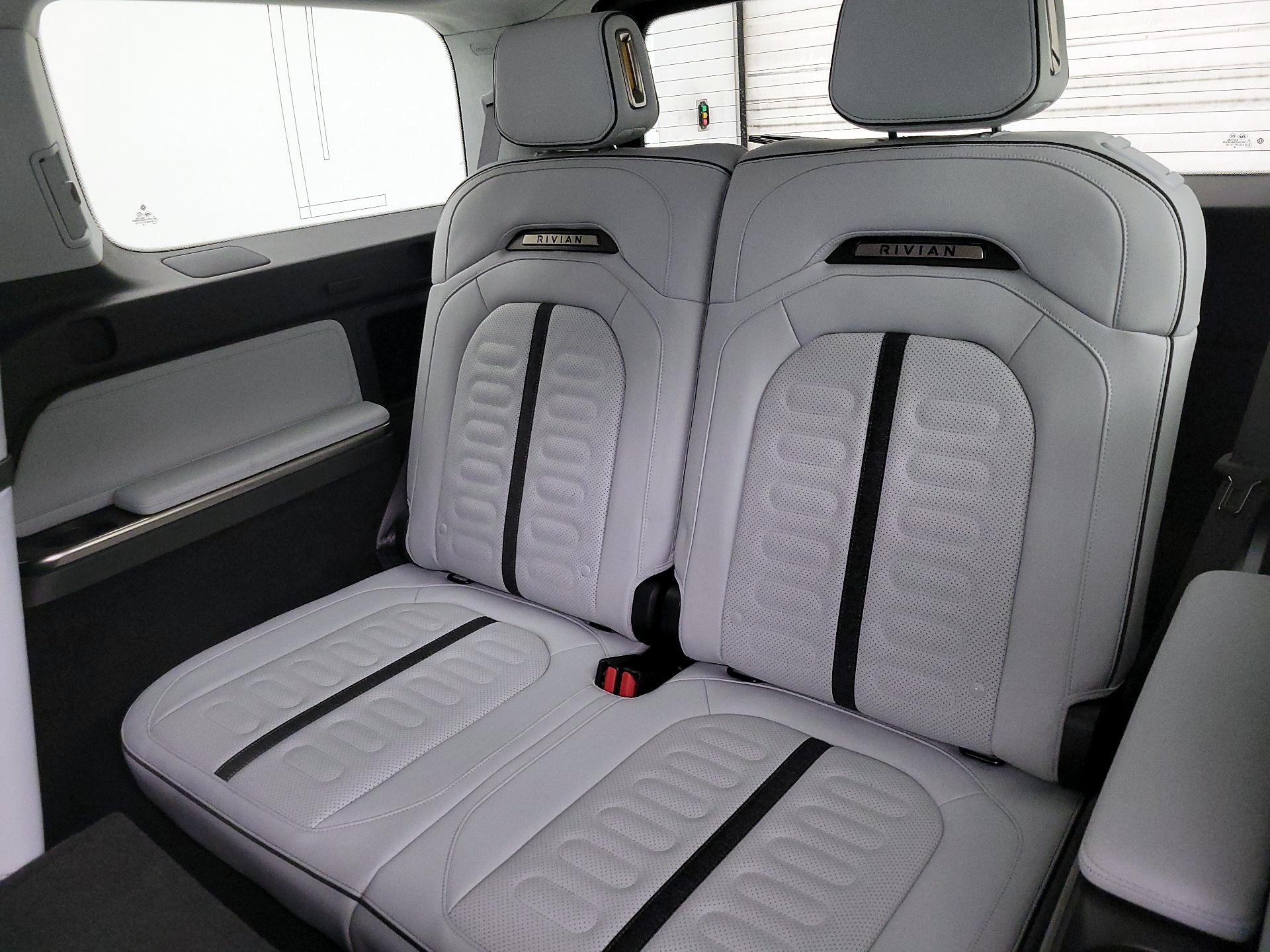 Thumbnail: 2025 Rivian R1S - 20