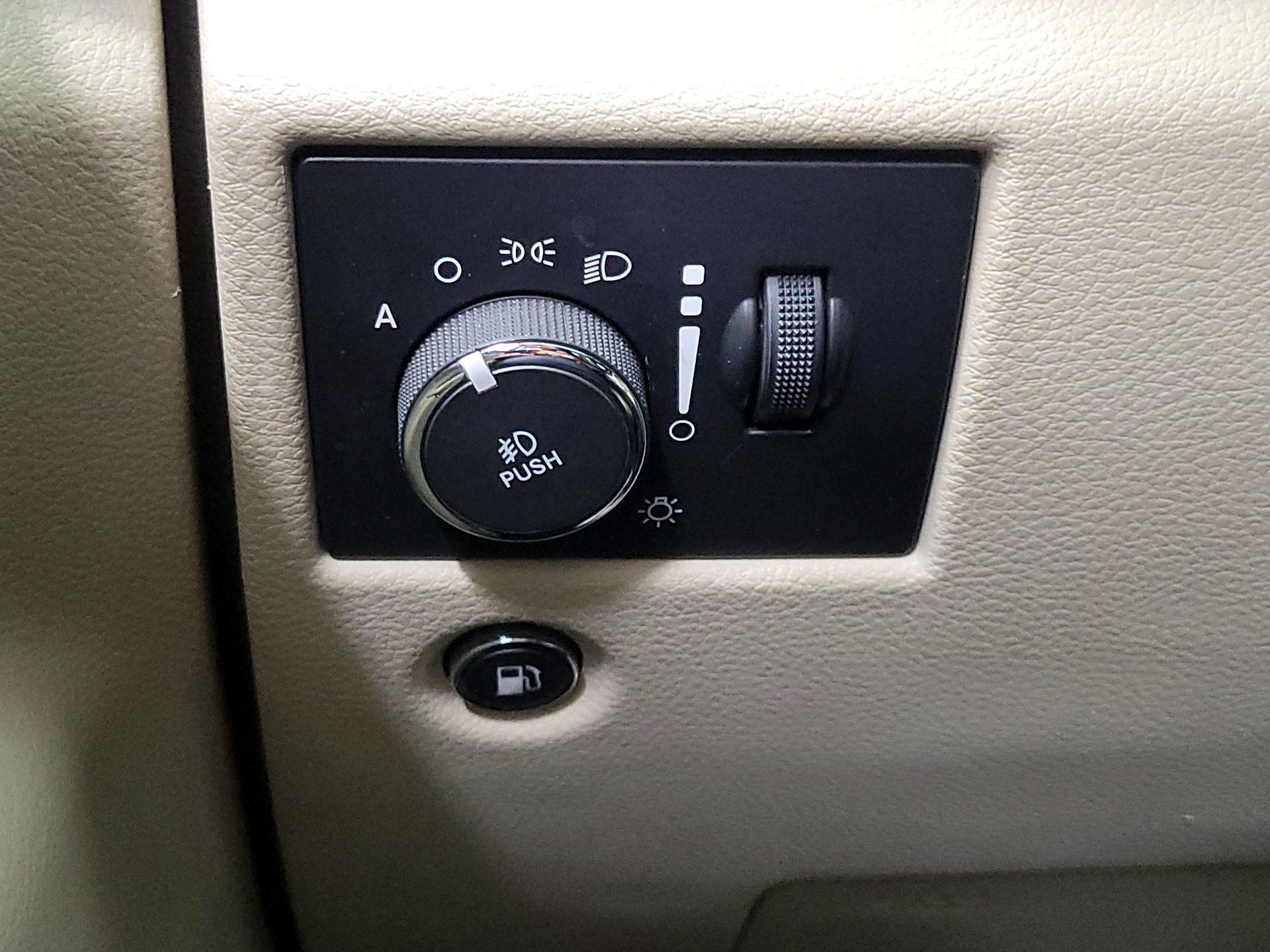 Thumbnail: 2015 Jeep Grand Cherokee - 13