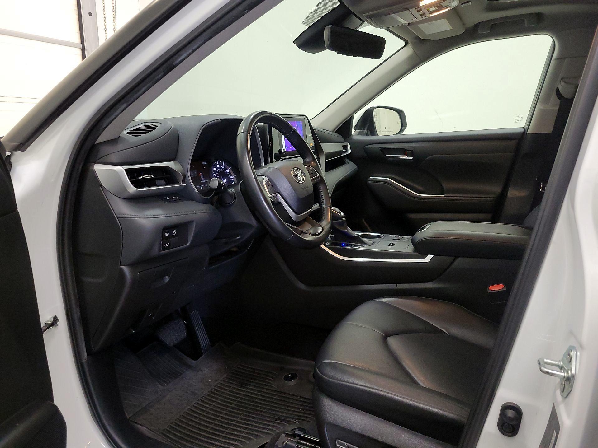 Thumbnail: 2023 Toyota Highlander - 11