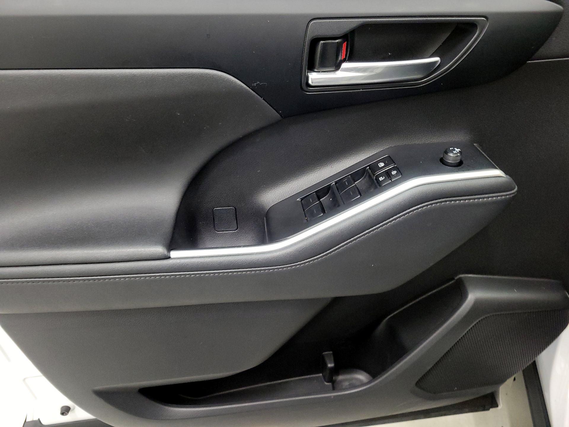 Thumbnail: 2023 Toyota Highlander - 12