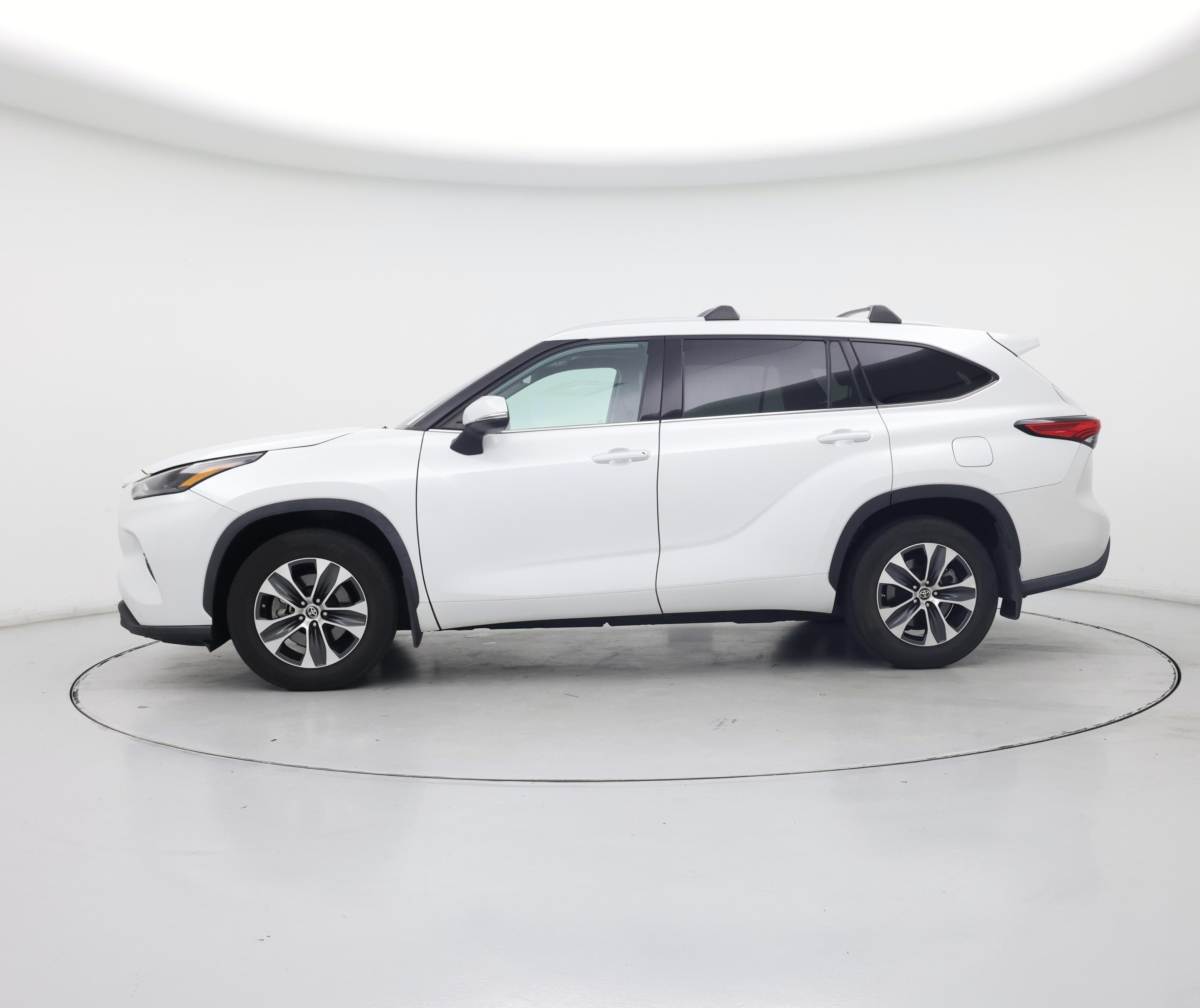 Thumbnail: 2022 Toyota Highlander - 3