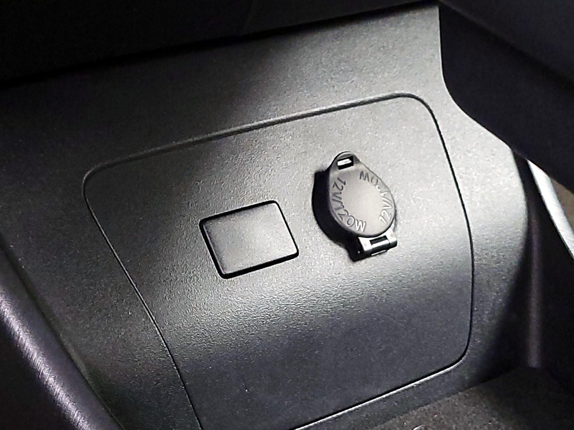 Thumbnail: 2014 Toyota Prius - 18