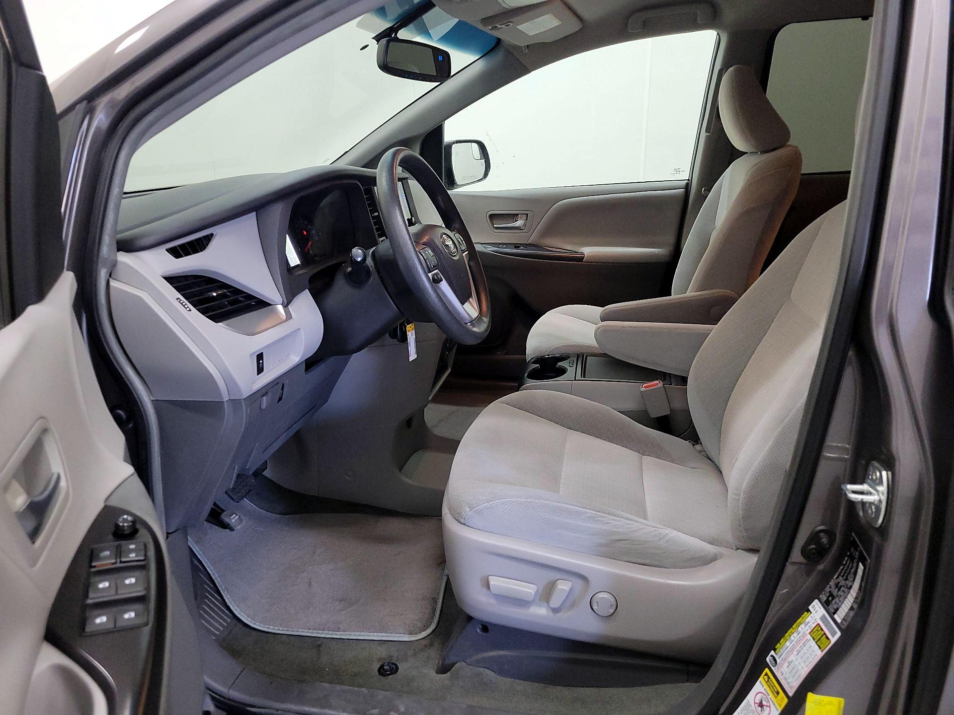Thumbnail: 2015 Toyota Sienna - 11