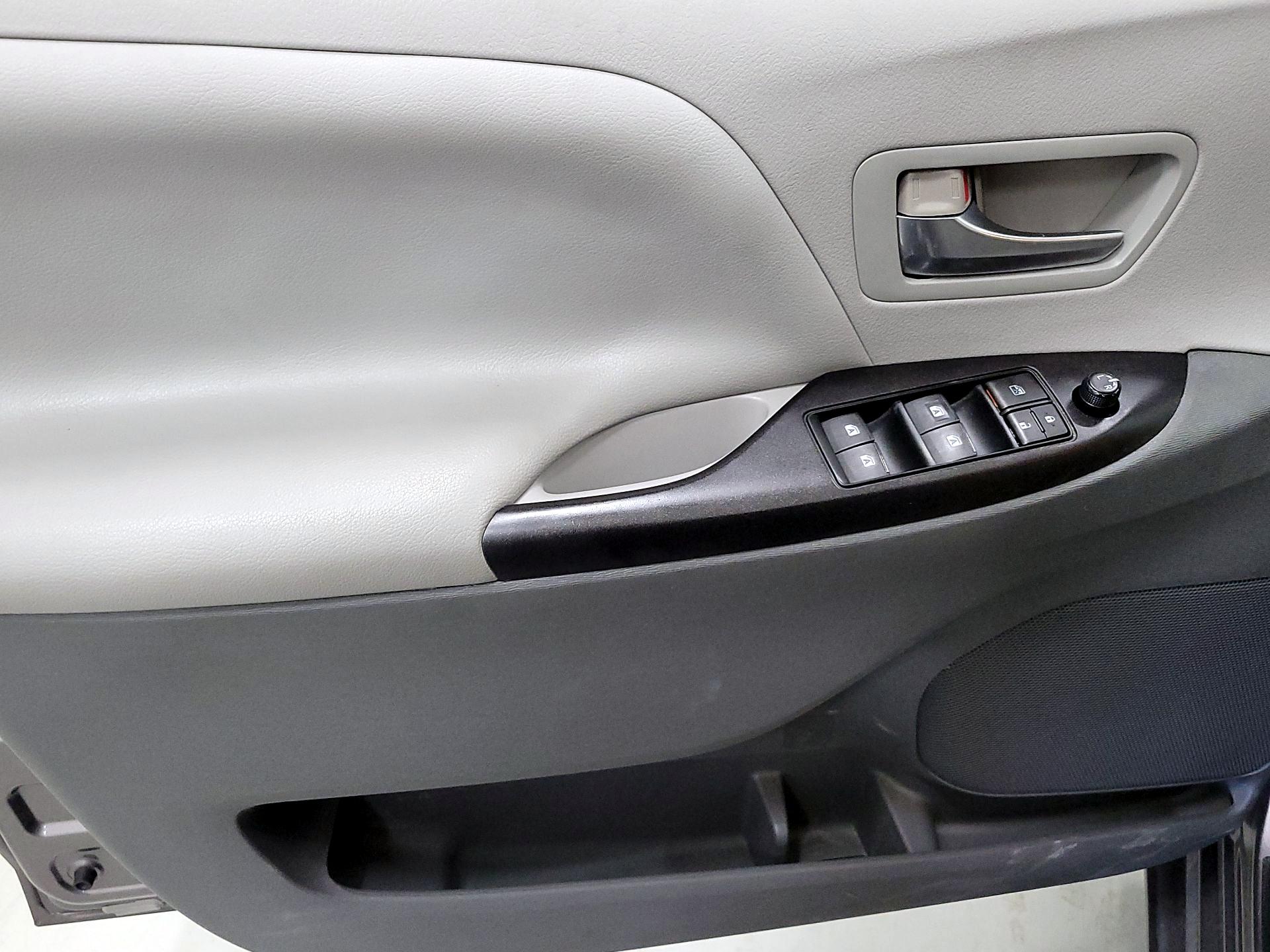 Thumbnail: 2015 Toyota Sienna - 12