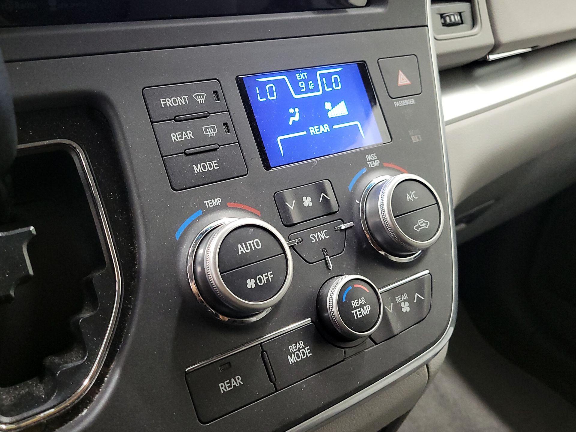 Thumbnail: 2015 Toyota Sienna - 15