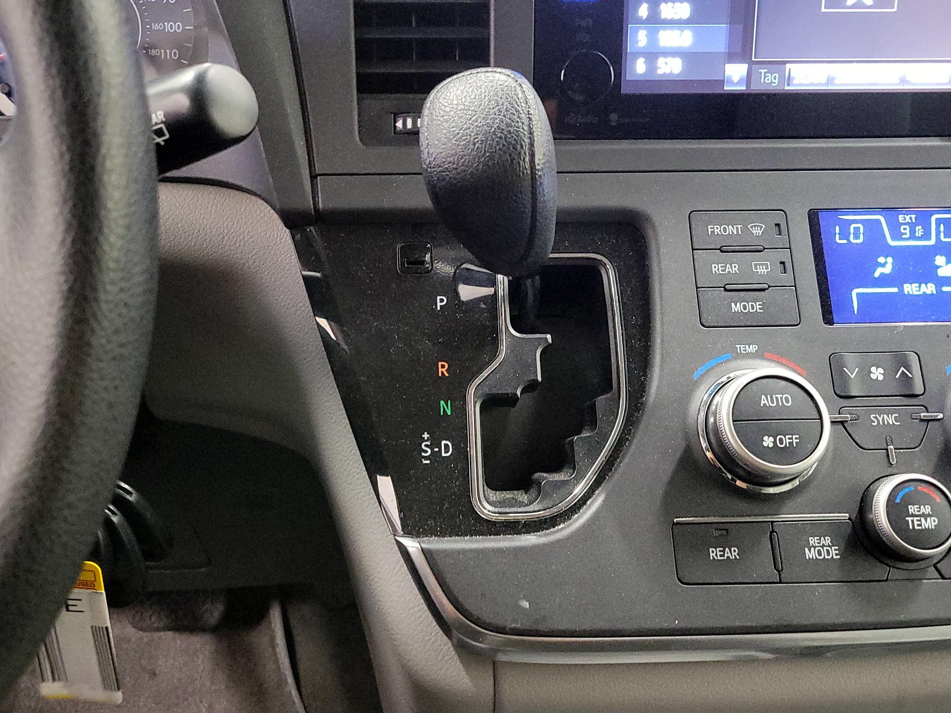 Thumbnail: 2015 Toyota Sienna - 16