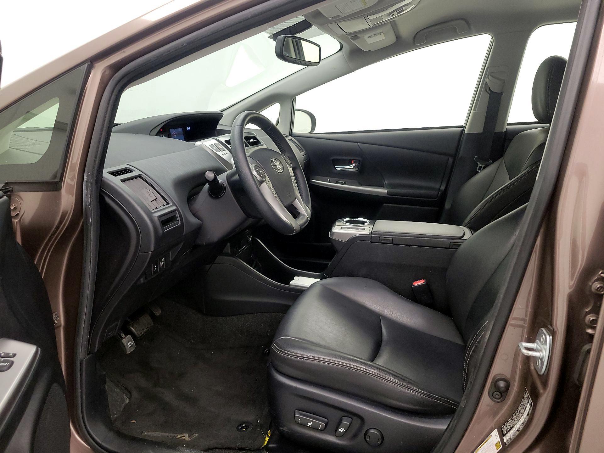 Thumbnail: 2015 Toyota Prius v - 9