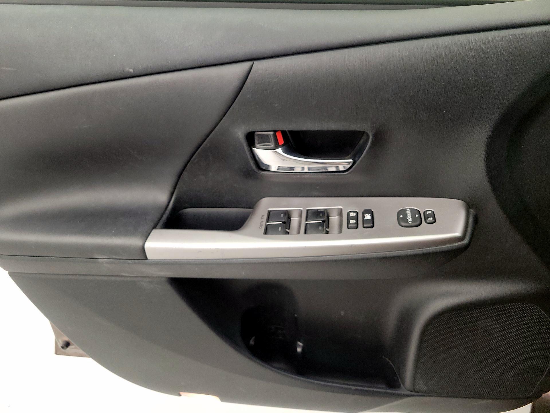 Thumbnail: 2015 Toyota Prius v - 10