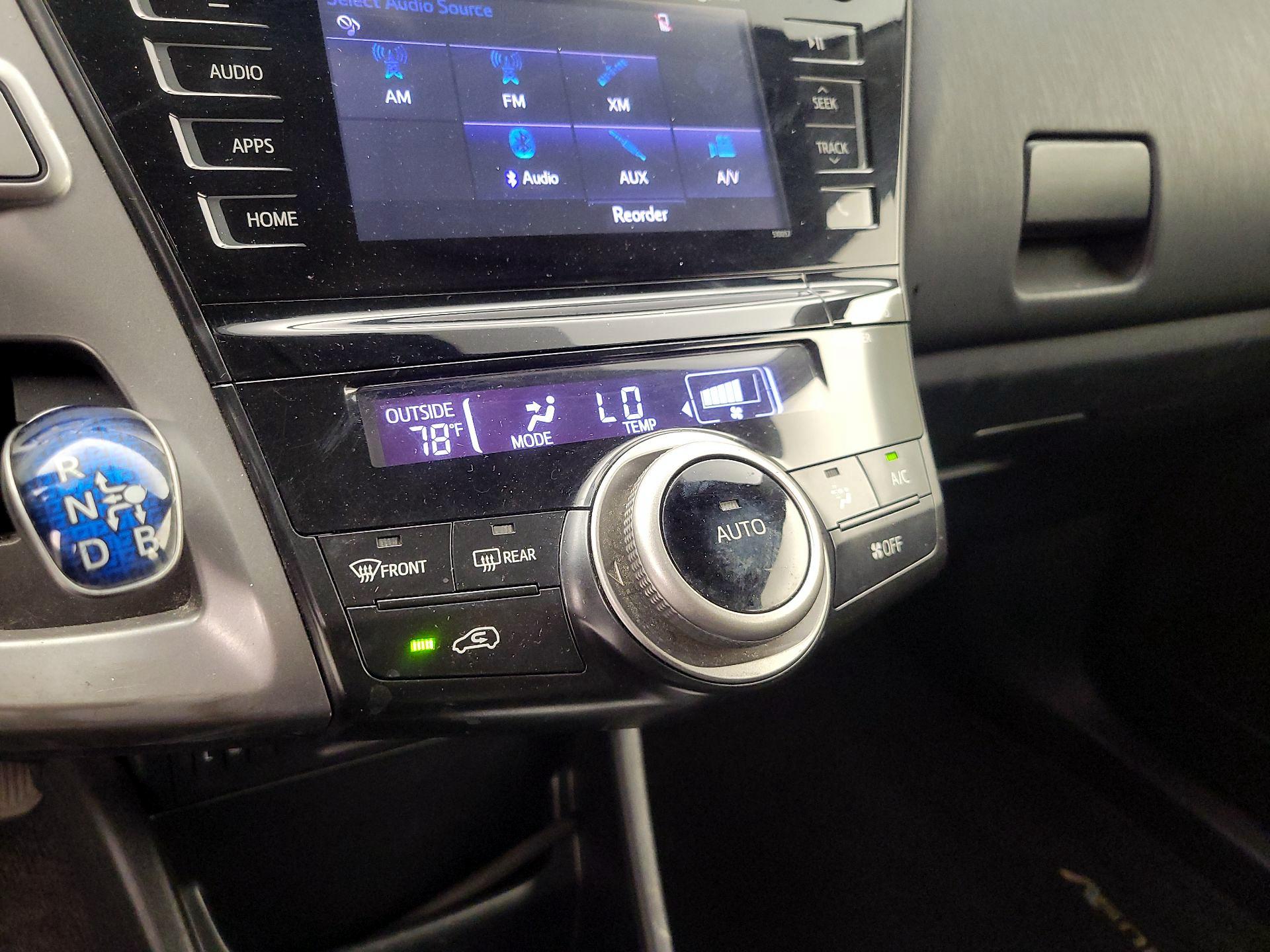 Thumbnail: 2015 Toyota Prius v - 14