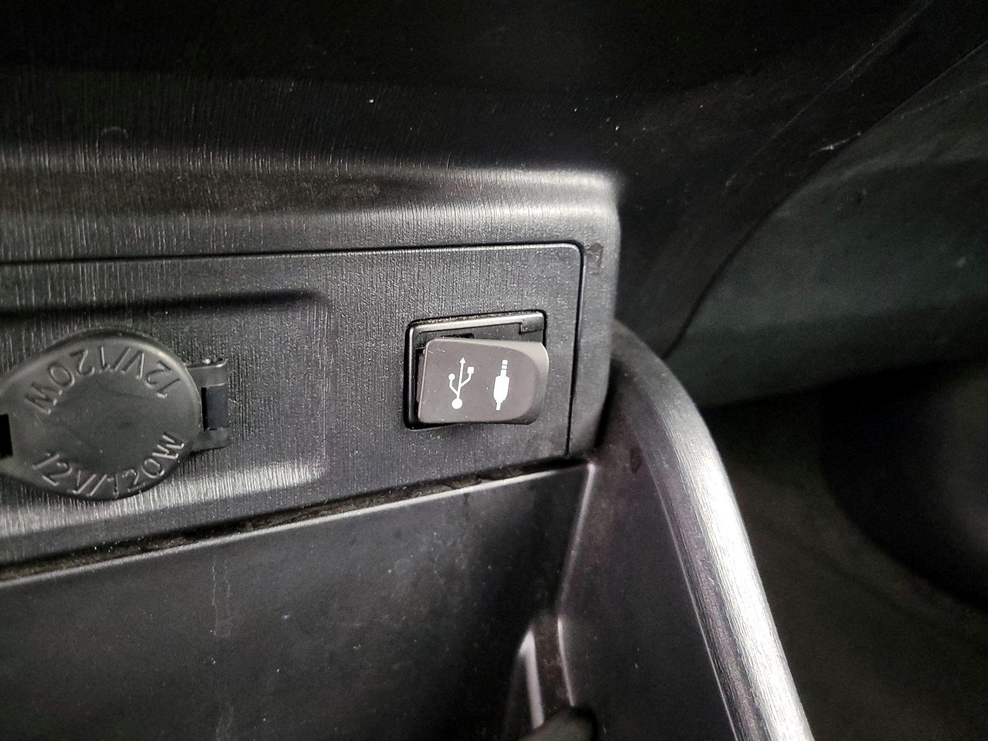 Thumbnail: 2015 Toyota Prius v - 16