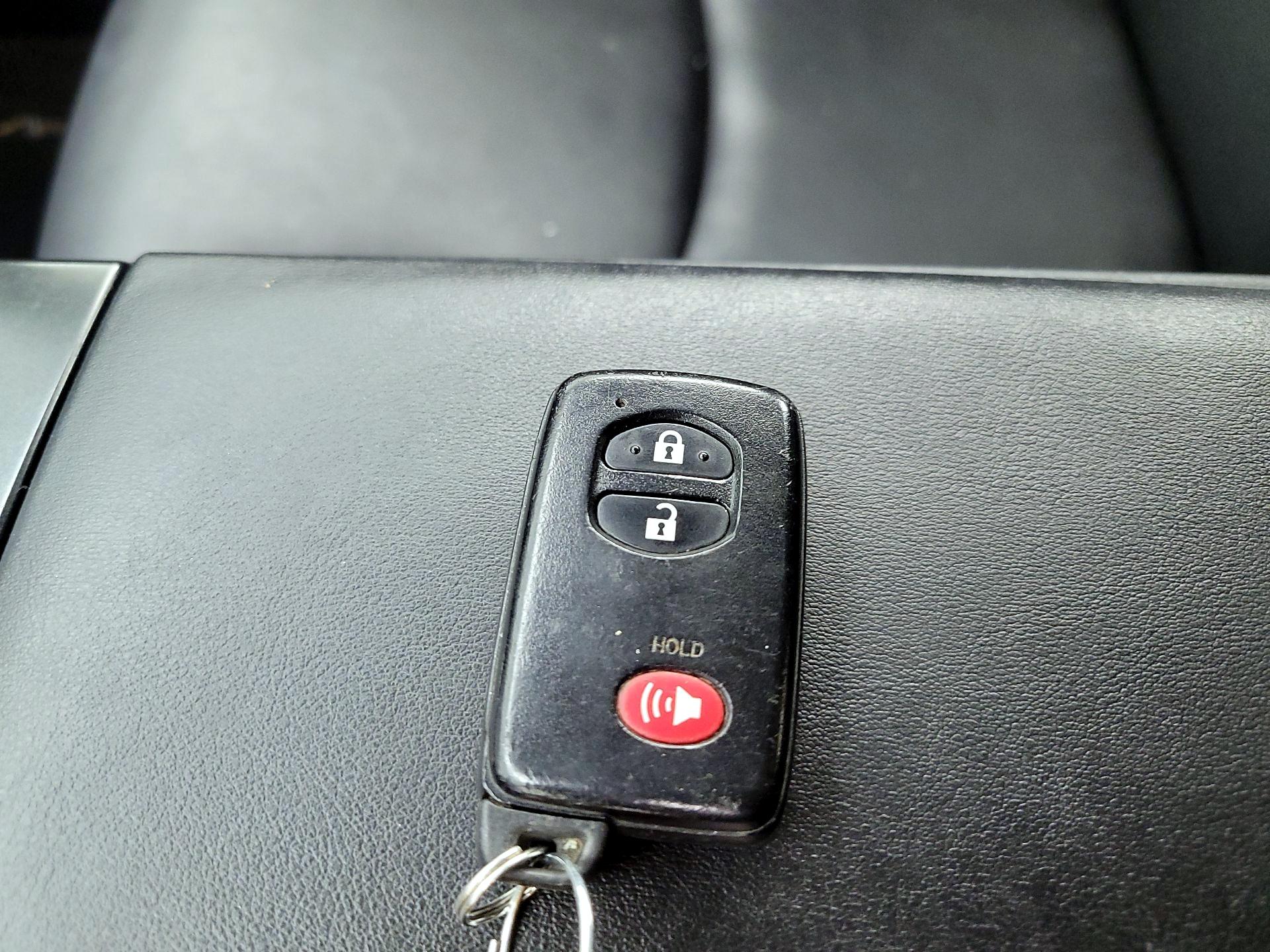 Thumbnail: 2015 Toyota Prius v - 20