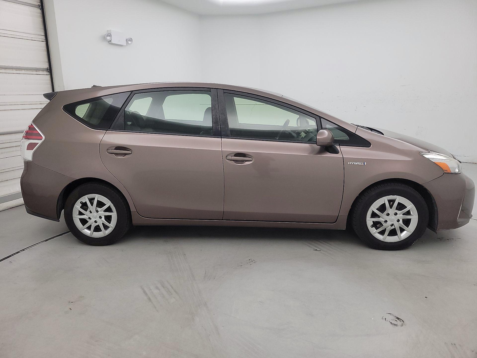 Thumbnail: 2015 Toyota Prius v - 4