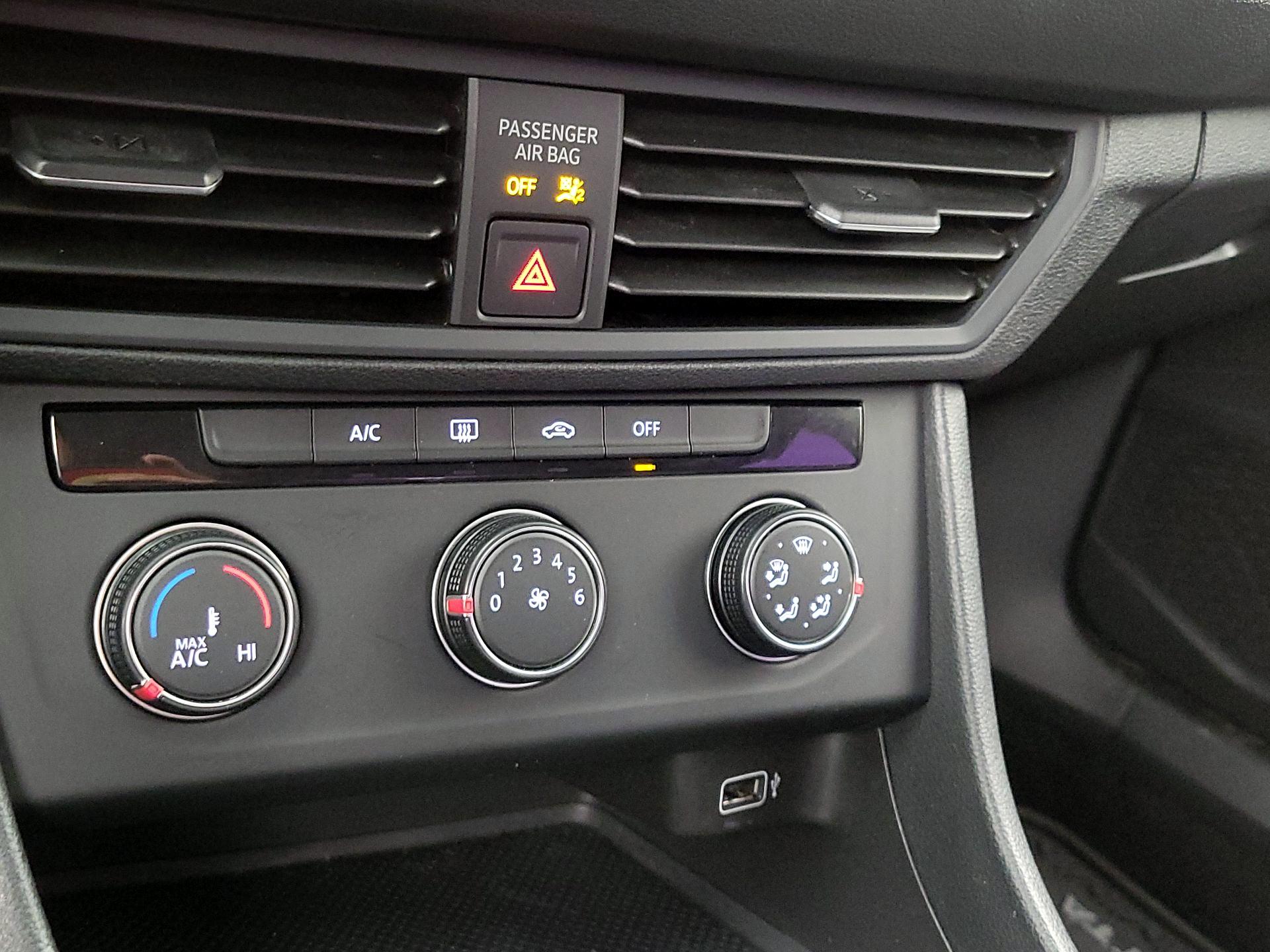 Thumbnail: 2019 Volkswagen Jetta - 16