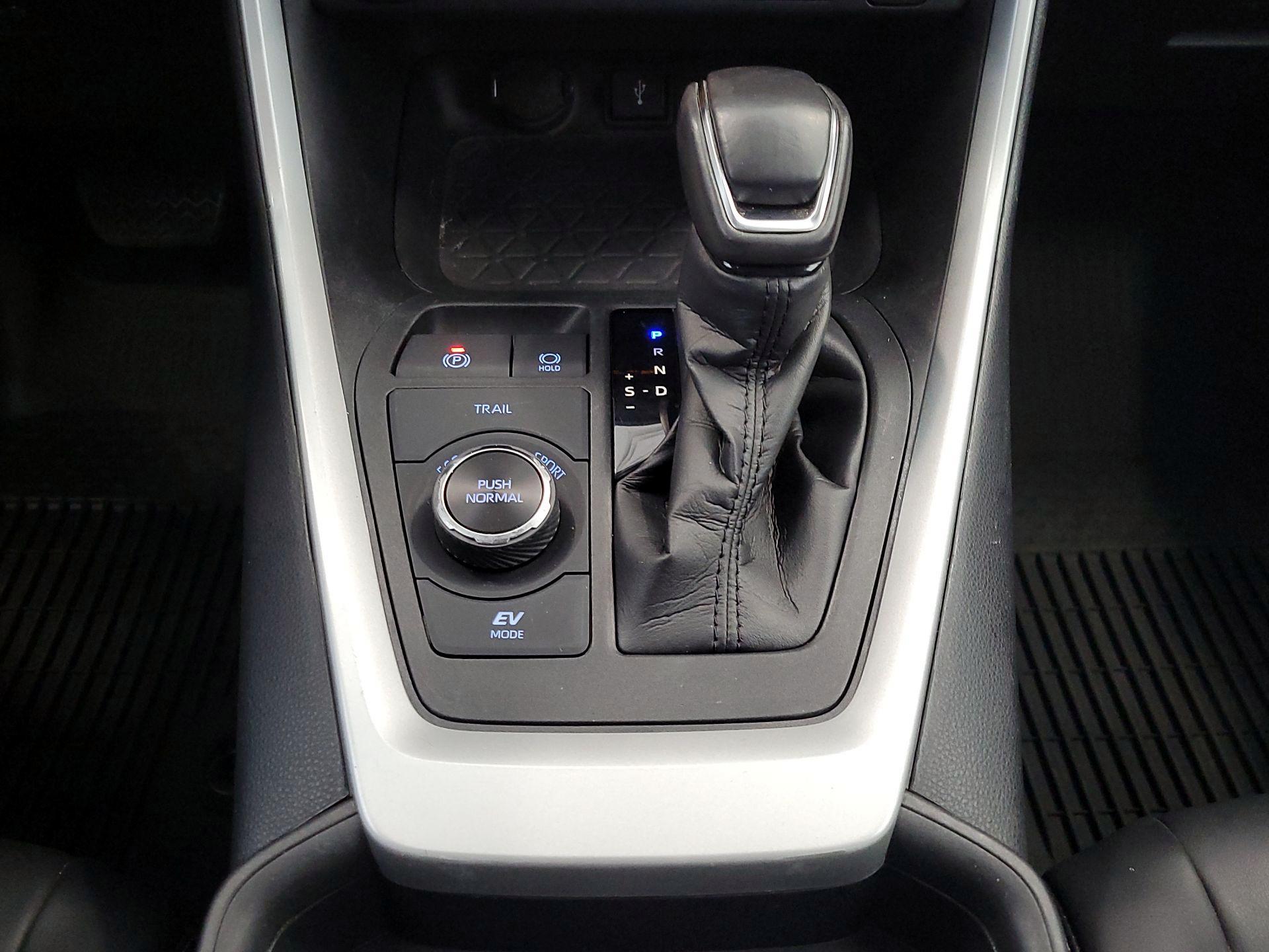 Thumbnail: 2021 Toyota RAV4 - 17