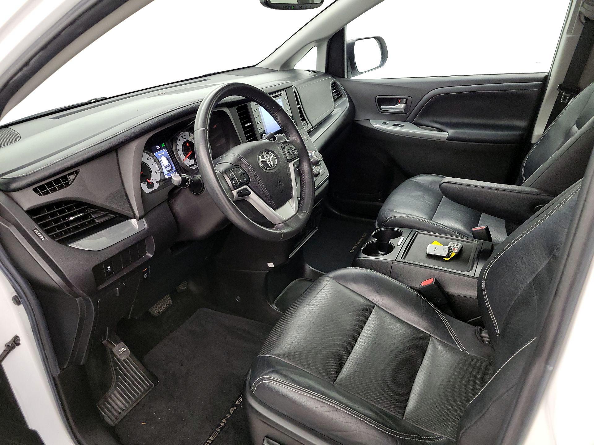 Thumbnail: 2018 Toyota Sienna - 9