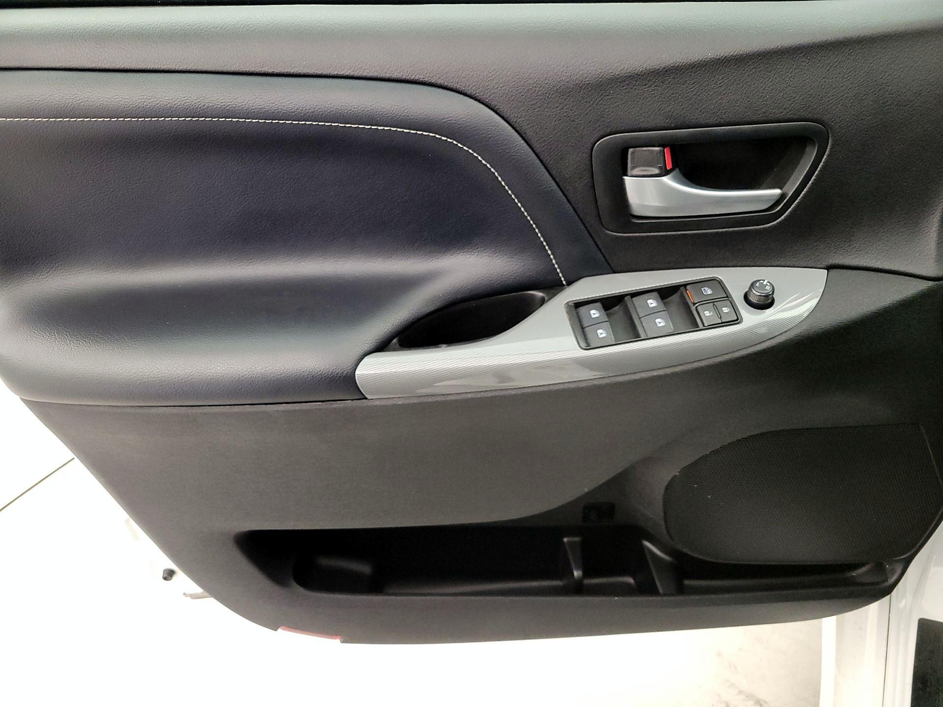 Thumbnail: 2018 Toyota Sienna - 10