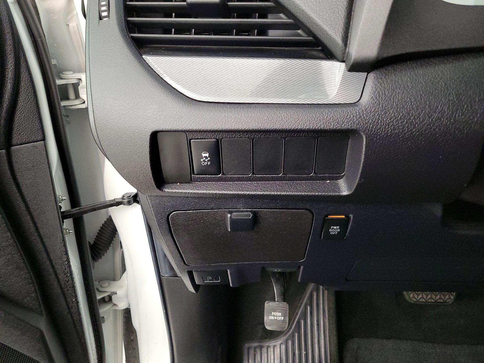 Thumbnail: 2018 Toyota Sienna - 11