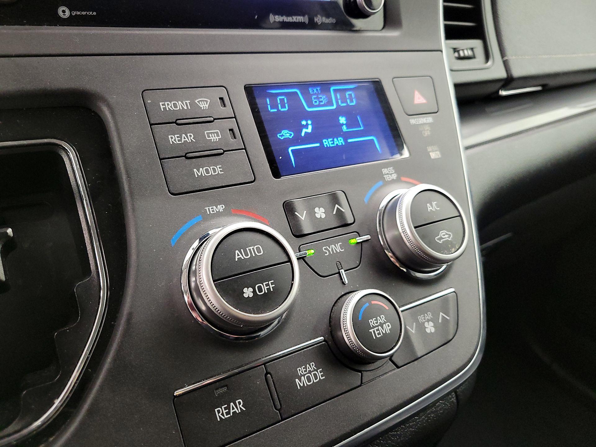 Thumbnail: 2018 Toyota Sienna - 15