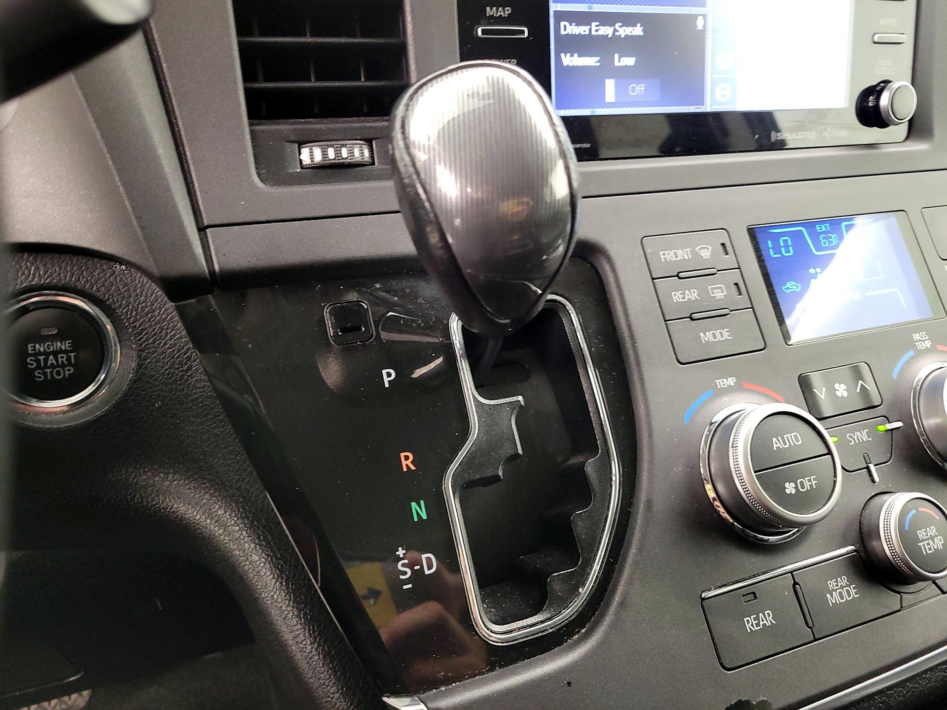 Thumbnail: 2018 Toyota Sienna - 16