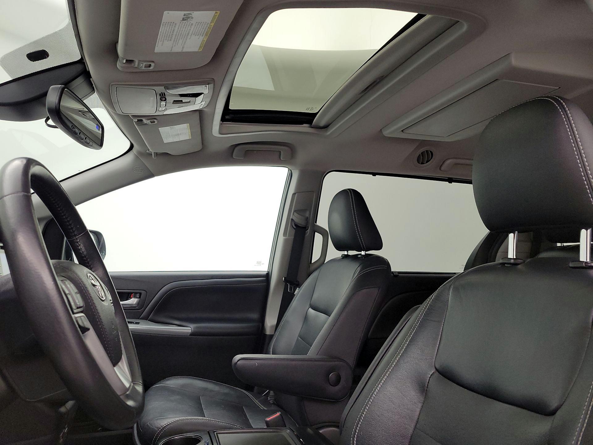 Thumbnail: 2018 Toyota Sienna - 18