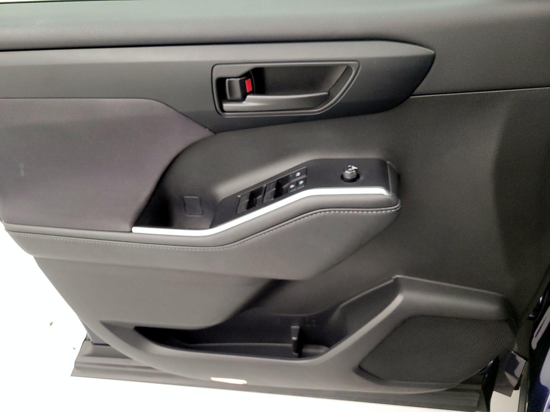 Thumbnail: 2020 Toyota Highlander - 10